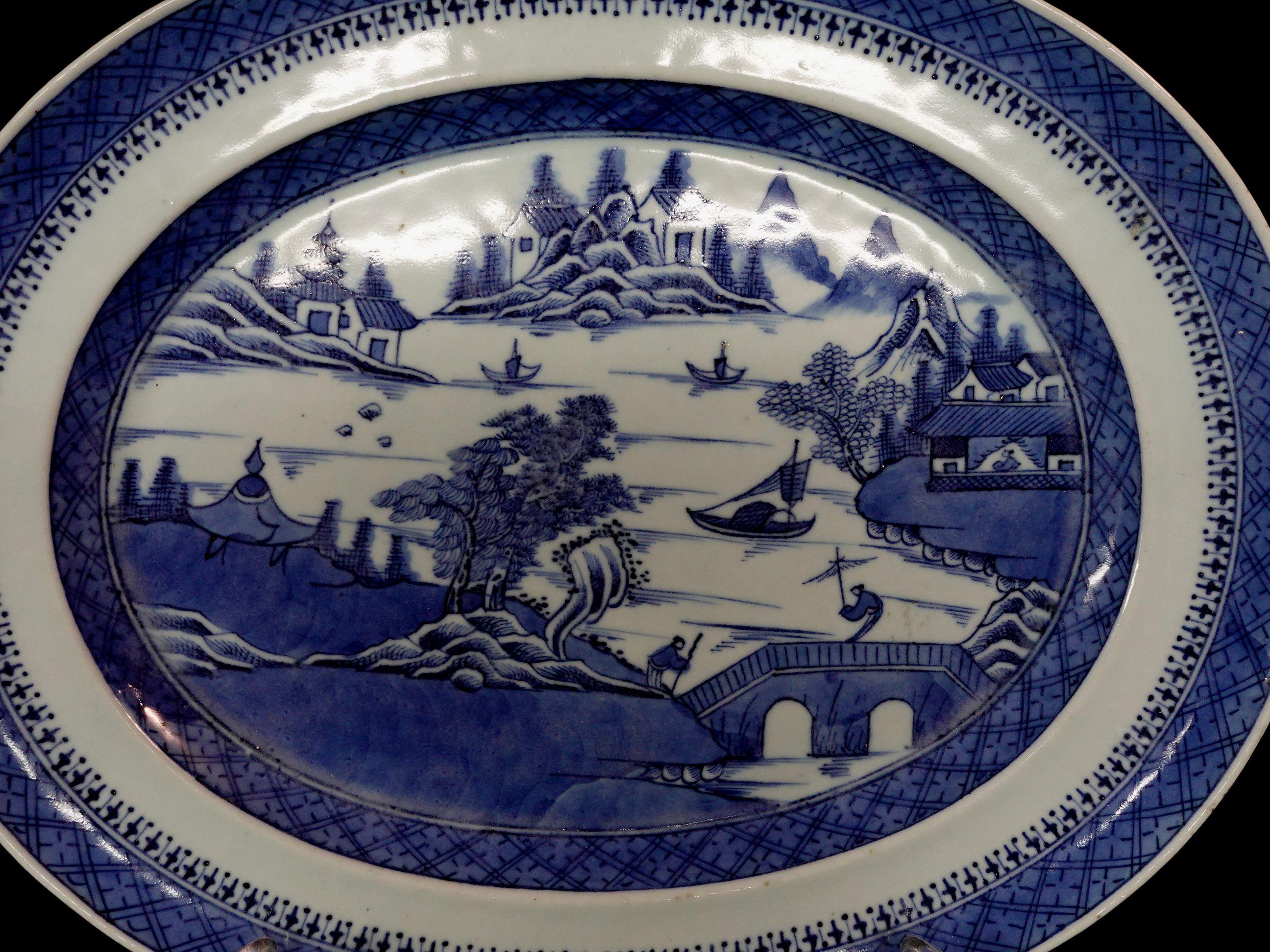 Qing Oval Canton Export Porcelain Platter, 19th Century For Sale