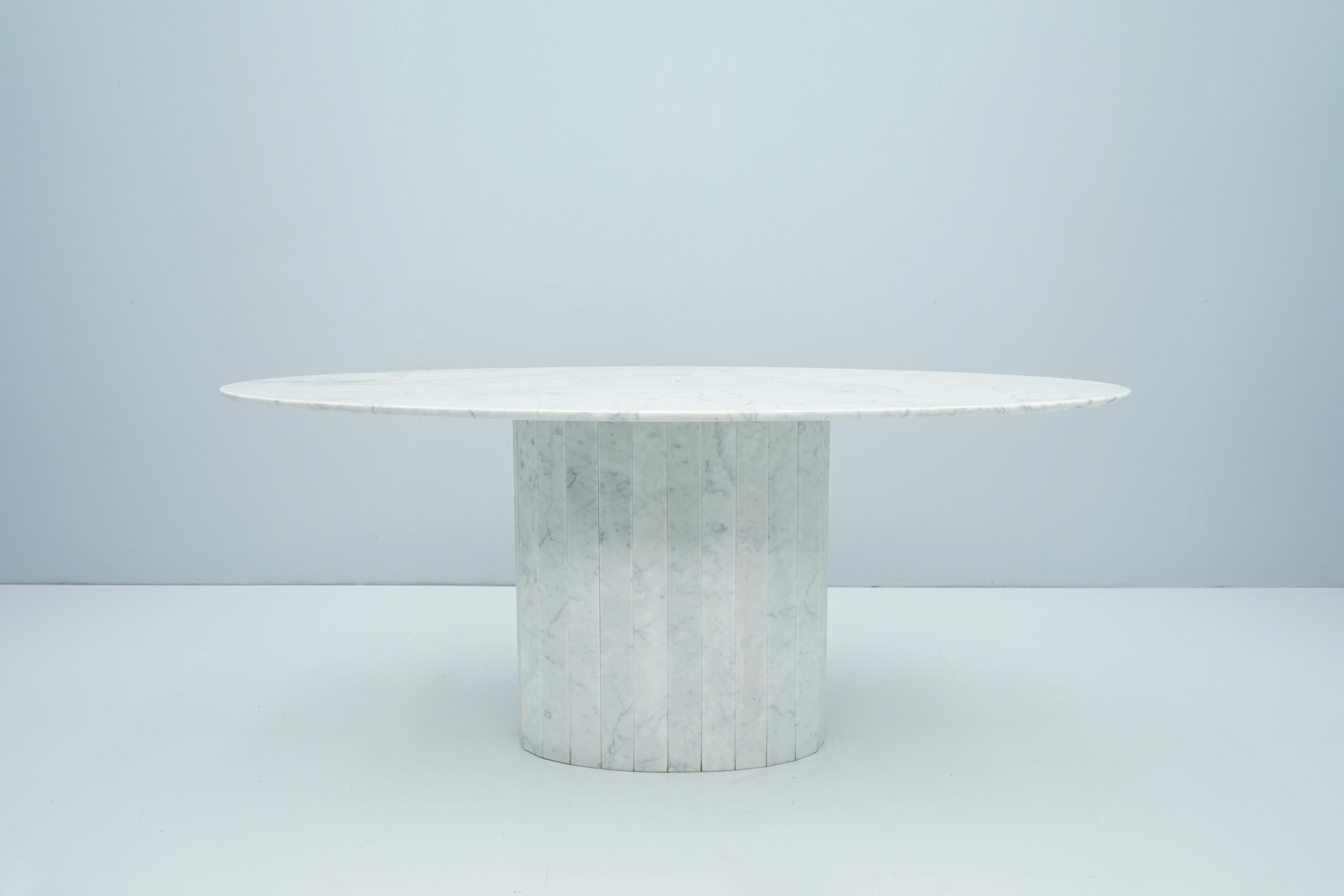Beautiful oval dining table in white Carrara marble. The tabletop has been resealed and polished with epoxy resin. The table has no damage and no repairs. The table dates back to the 1970s and comes from Italy.
Measures: H 74 cm x W 180 cm x D 100