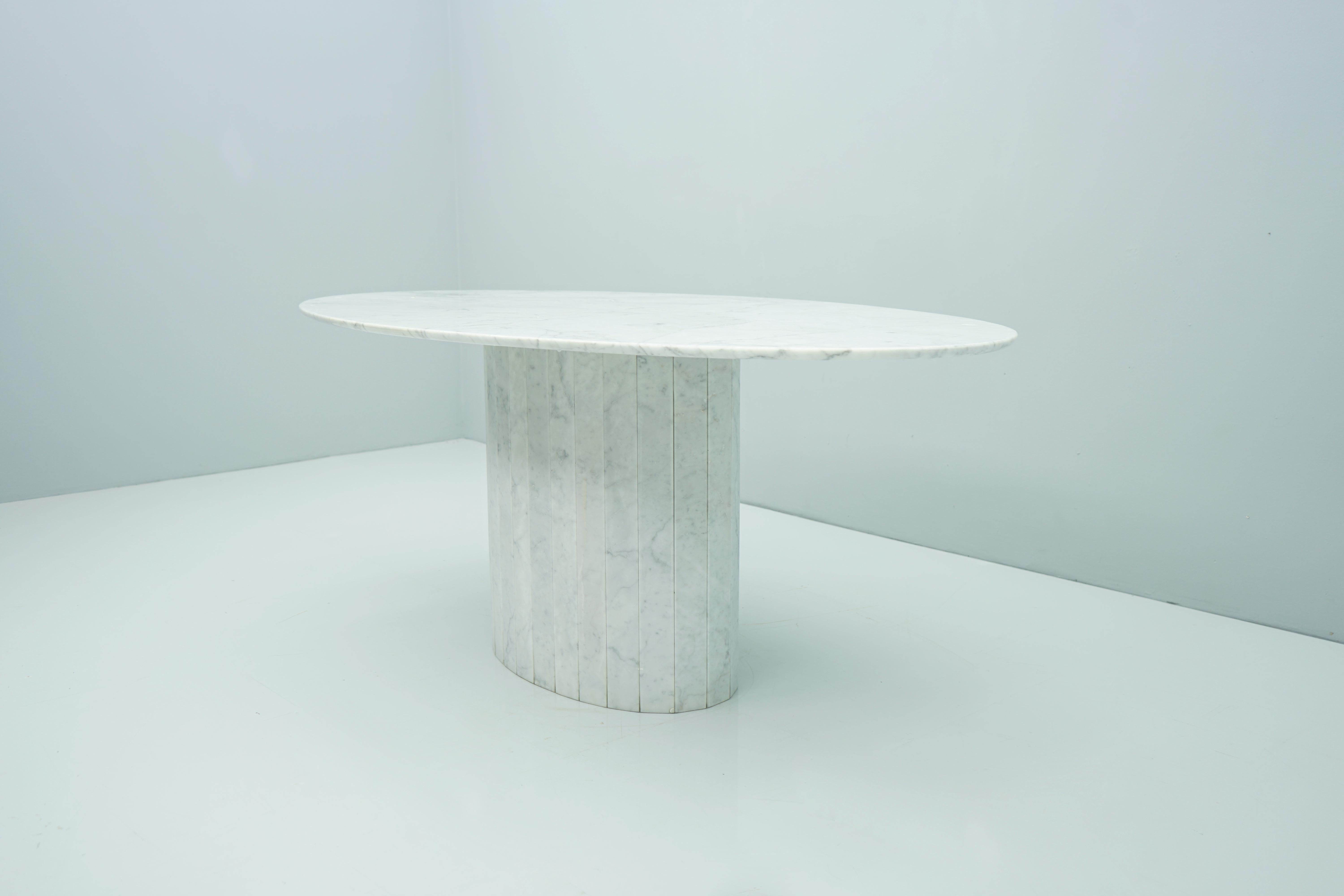 Mid-Century Modern White Oval Carrara Marble Dining Table, 1970s For Sale