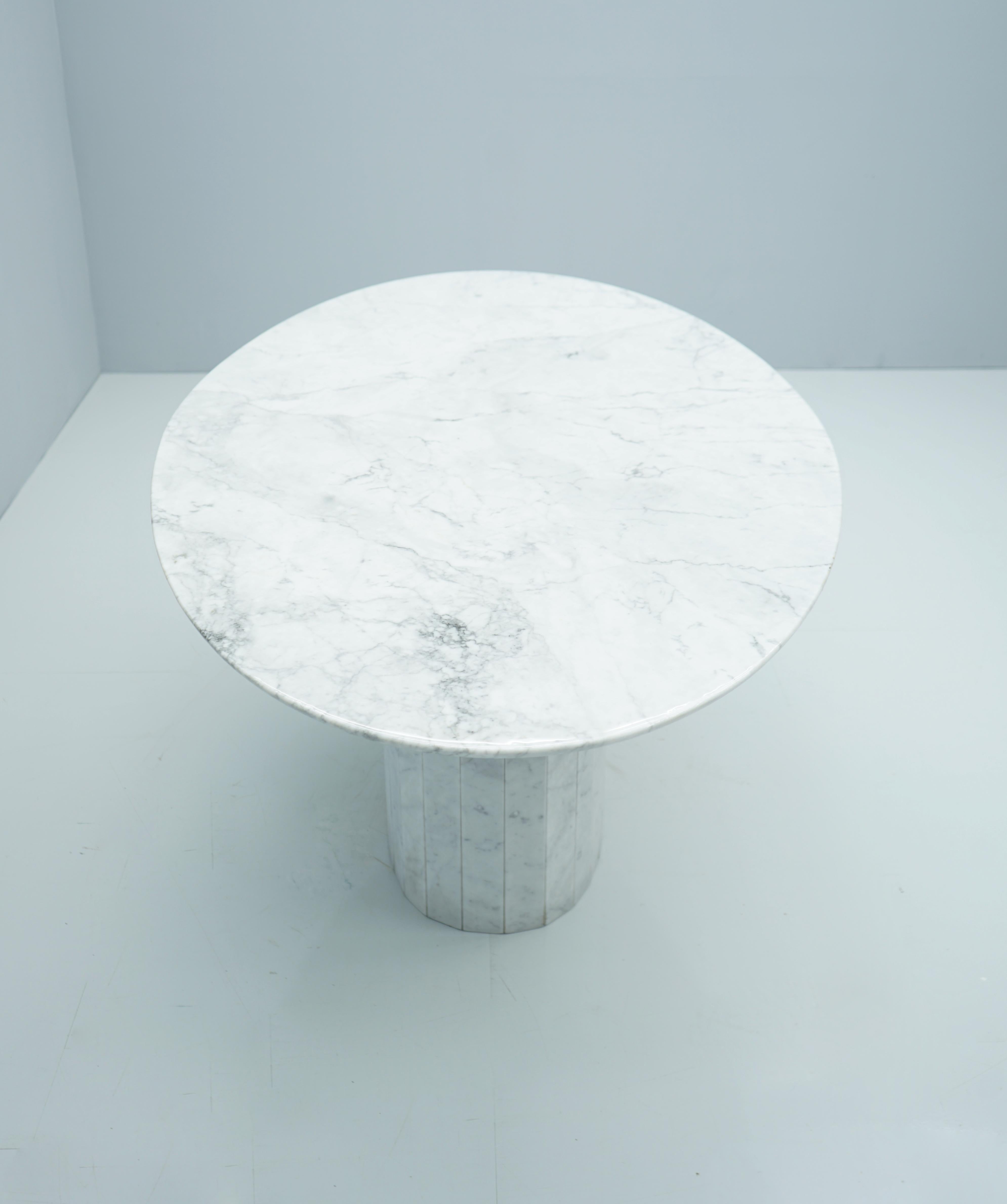 White Oval Carrara Marble Dining Table, 1970s In Good Condition For Sale In Frankfurt / Dreieich, DE