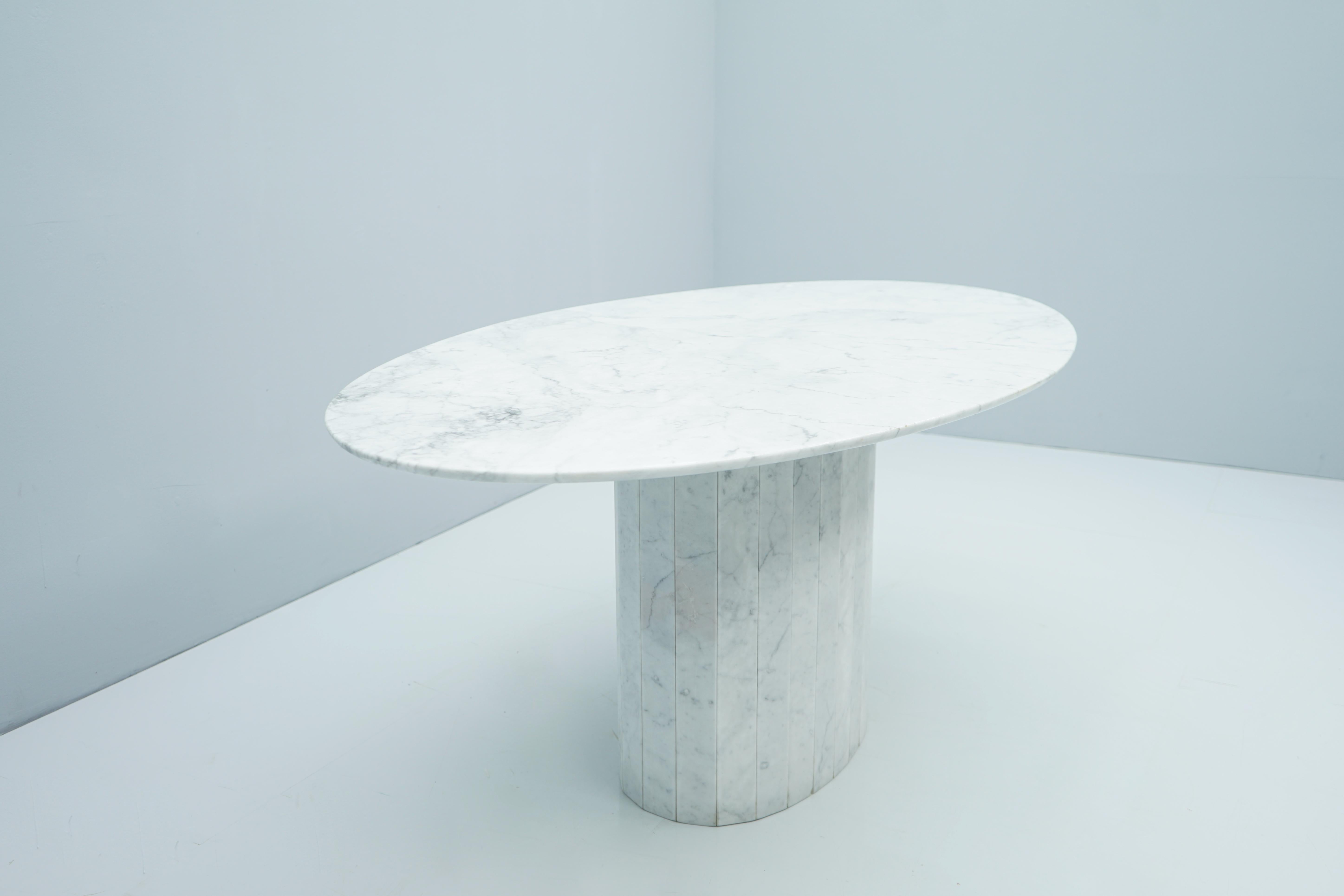 Late 20th Century White Oval Carrara Marble Dining Table, 1970s For Sale