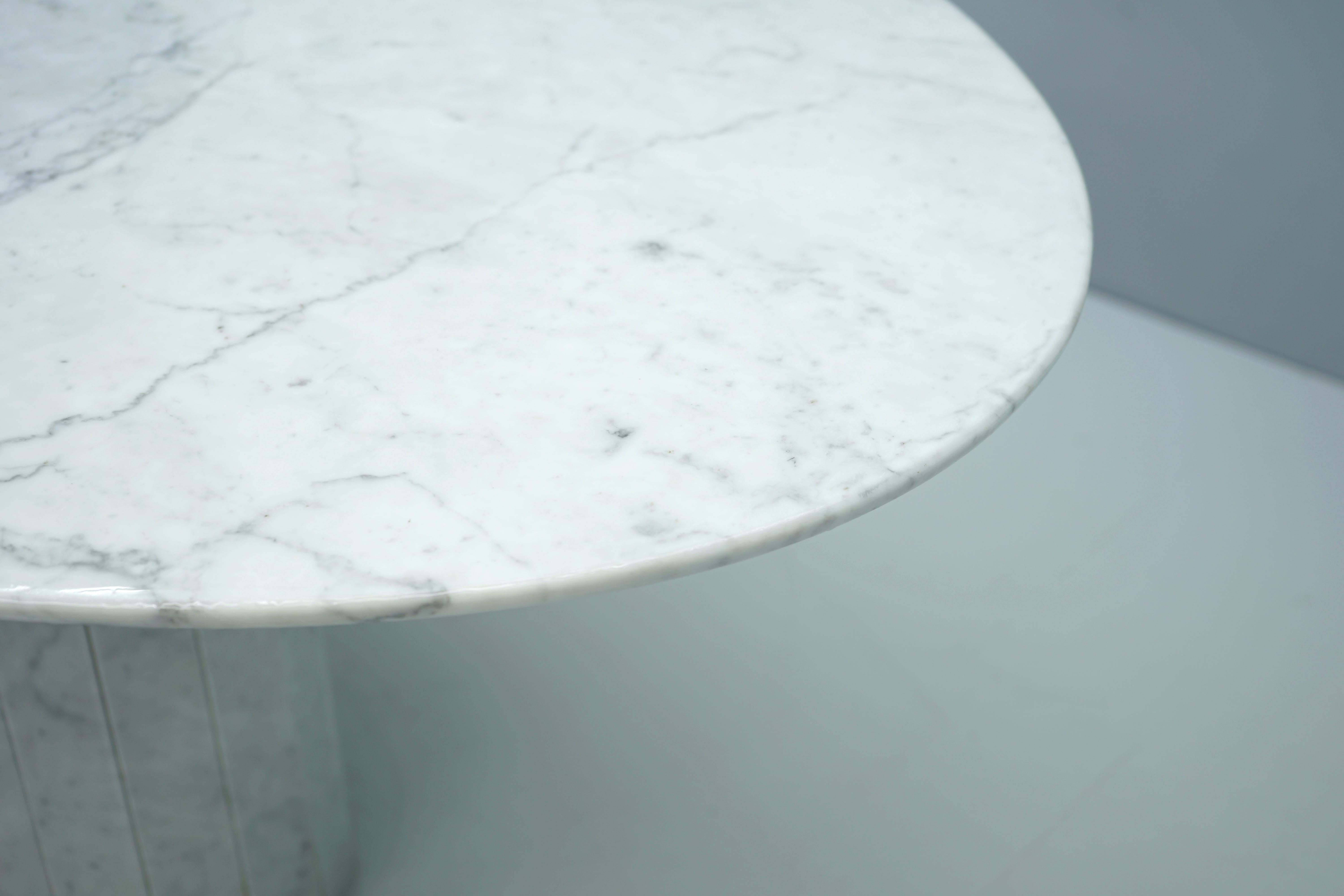 White Oval Carrara Marble Dining Table, 1970s For Sale 1