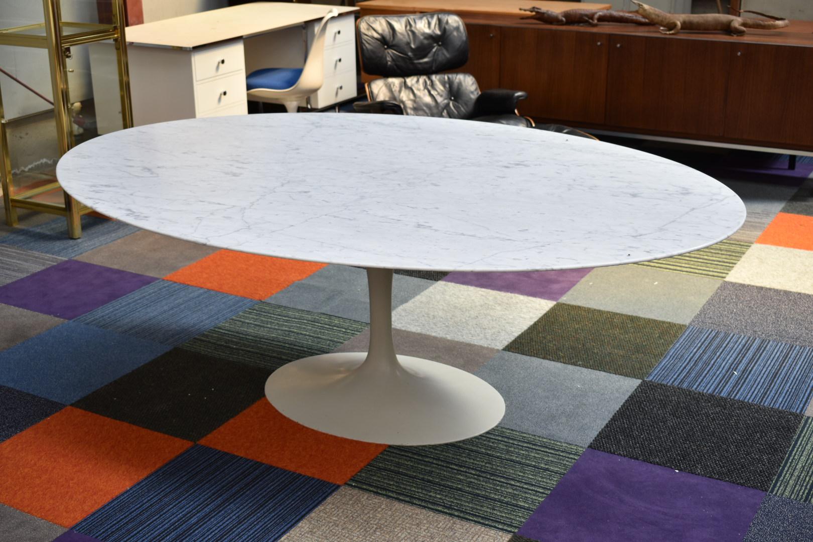 Very rare oval dining table with Carrara marble top designed by Eero Saarinen for Knoll.
This table is an early edition in a rare custom ordered size (more depth). The table has a beautiful oval shaped foot (light grey).
The marble top and foot