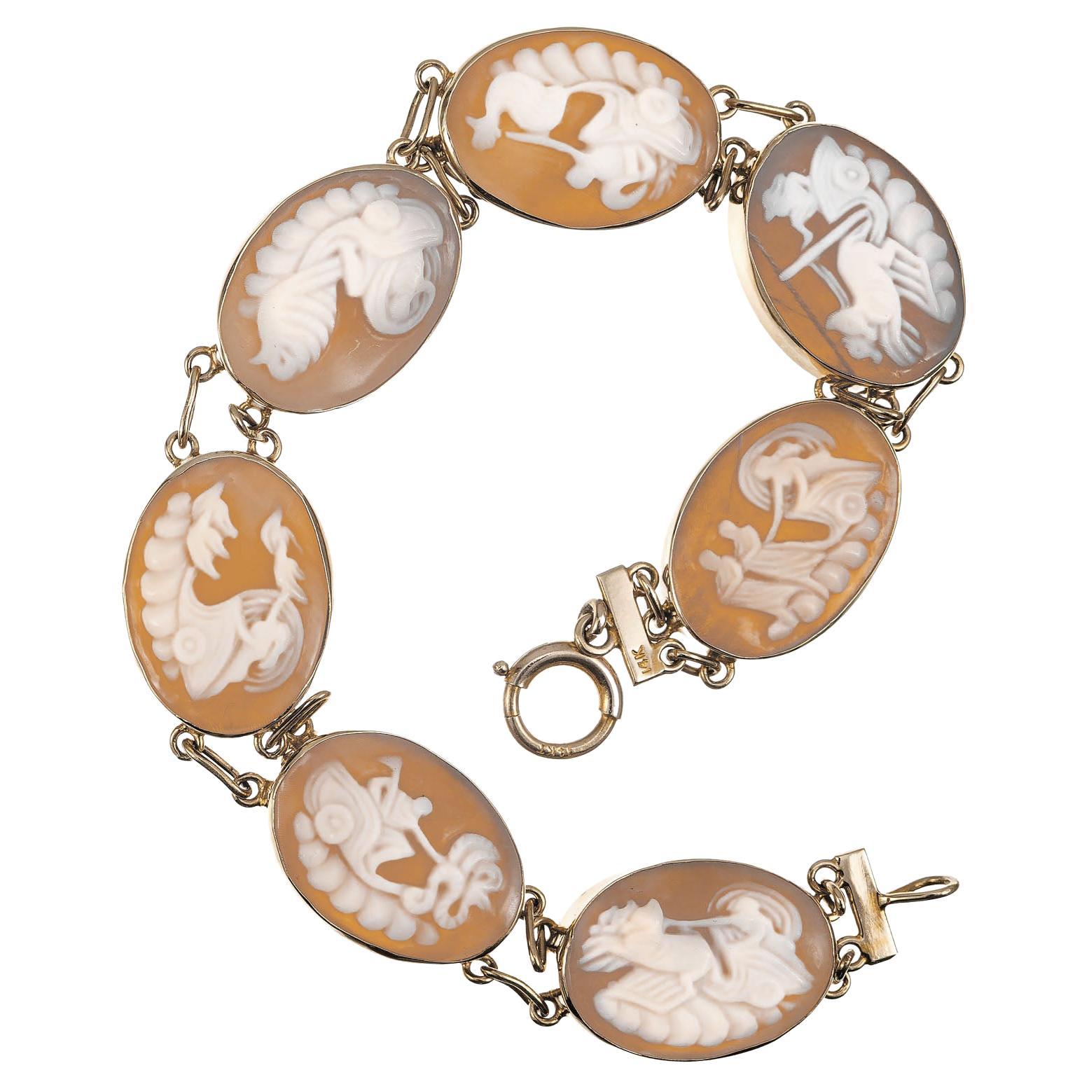 Ovales geschnitztes Kamee-Armband aus Gelbgold aus der Jahrhundertmitte im Angebot