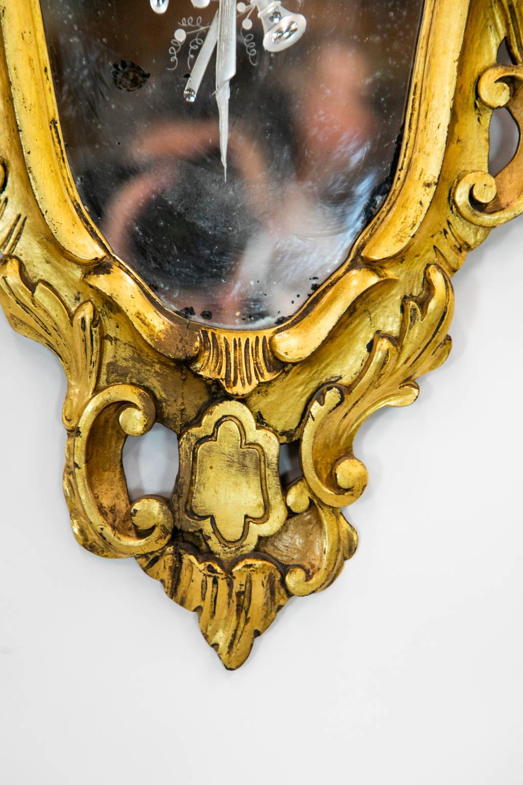 Ovaler geschnitzter vergoldeter Girondole-Spiegel (Französisch) im Angebot