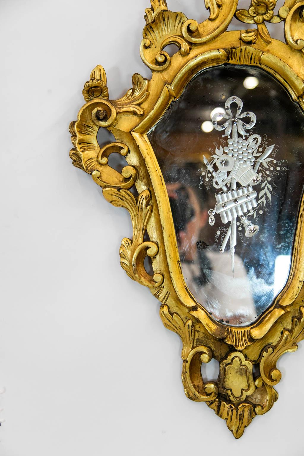 Oval Carved Gilt Girondole Mirror In Good Condition In Wilson, NC