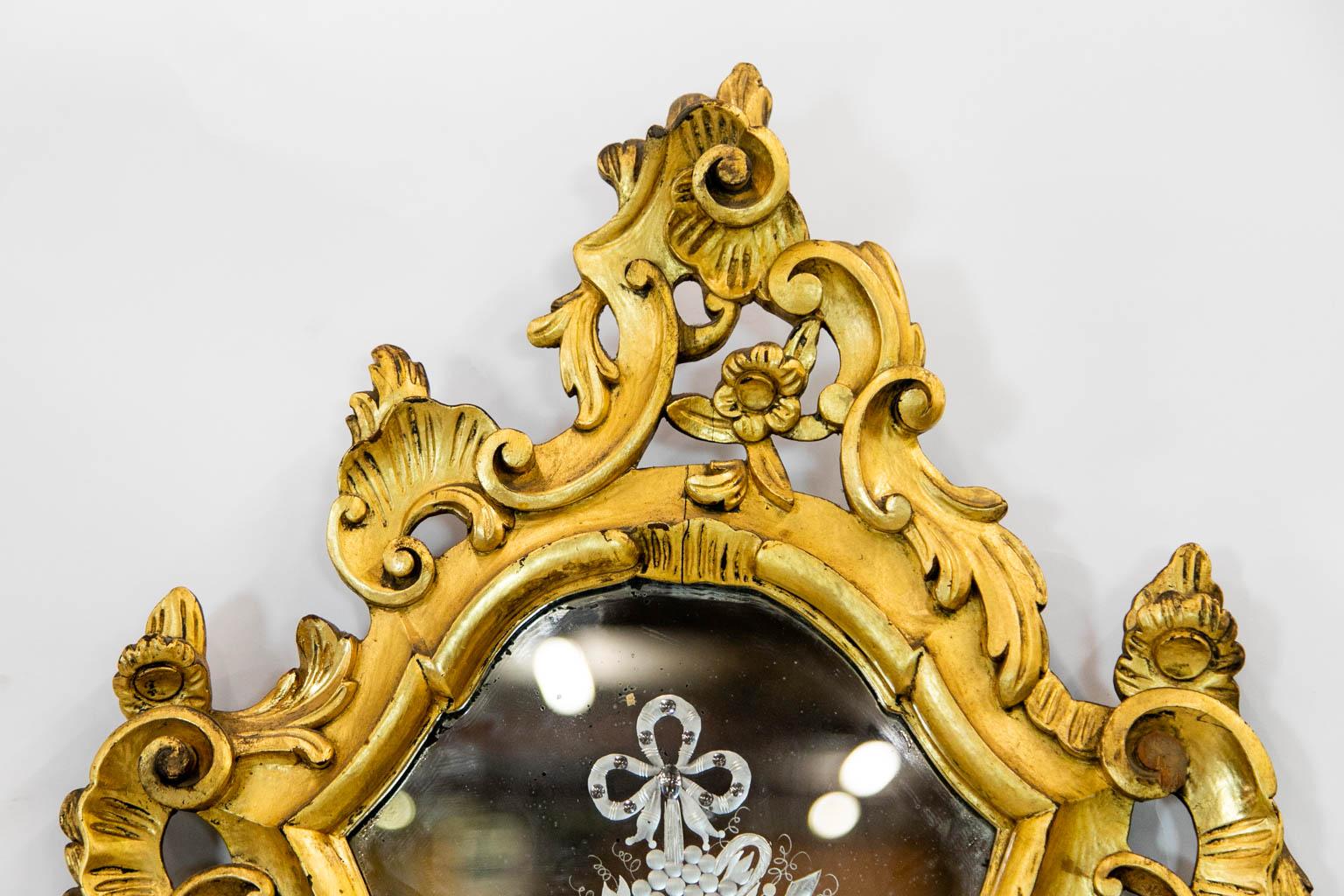 Ovaler geschnitzter vergoldeter Girondole-Spiegel (Mittleres 19. Jahrhundert) im Angebot