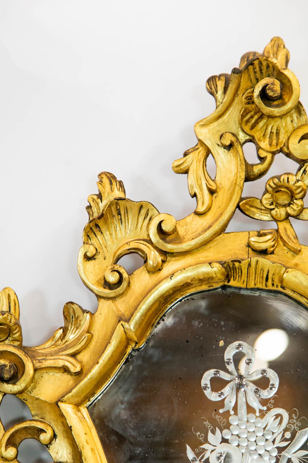 Ovaler geschnitzter vergoldeter Girondole-Spiegel (Glas) im Angebot
