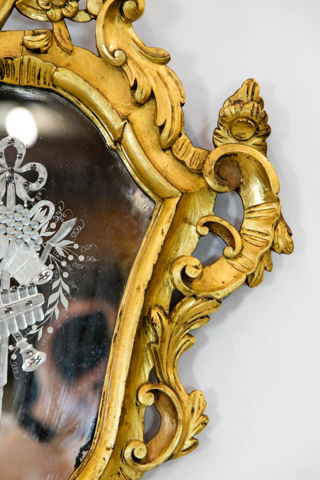 Ovaler geschnitzter vergoldeter Girondole-Spiegel im Angebot 1