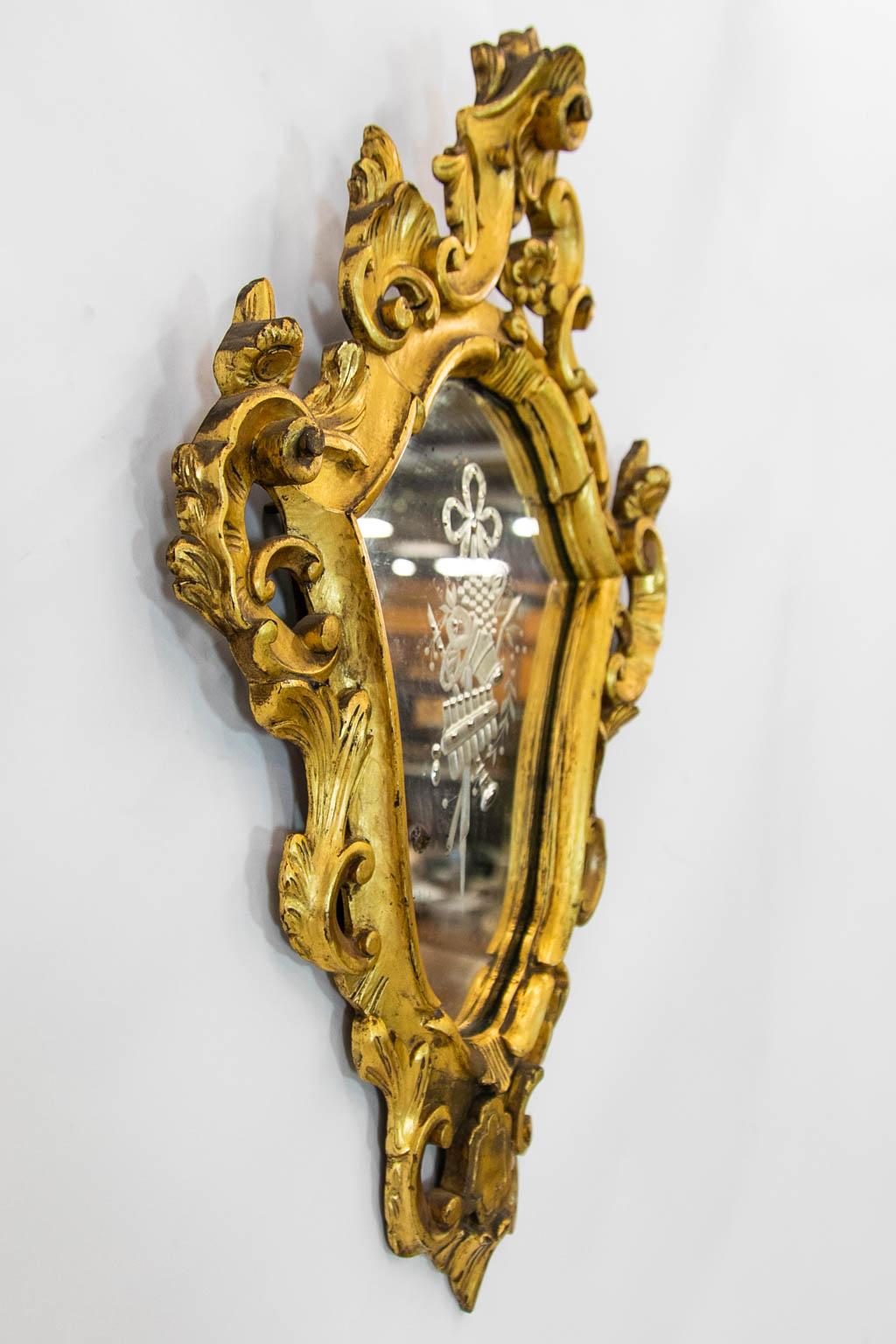 Ovaler geschnitzter vergoldeter Girondole-Spiegel im Angebot 2