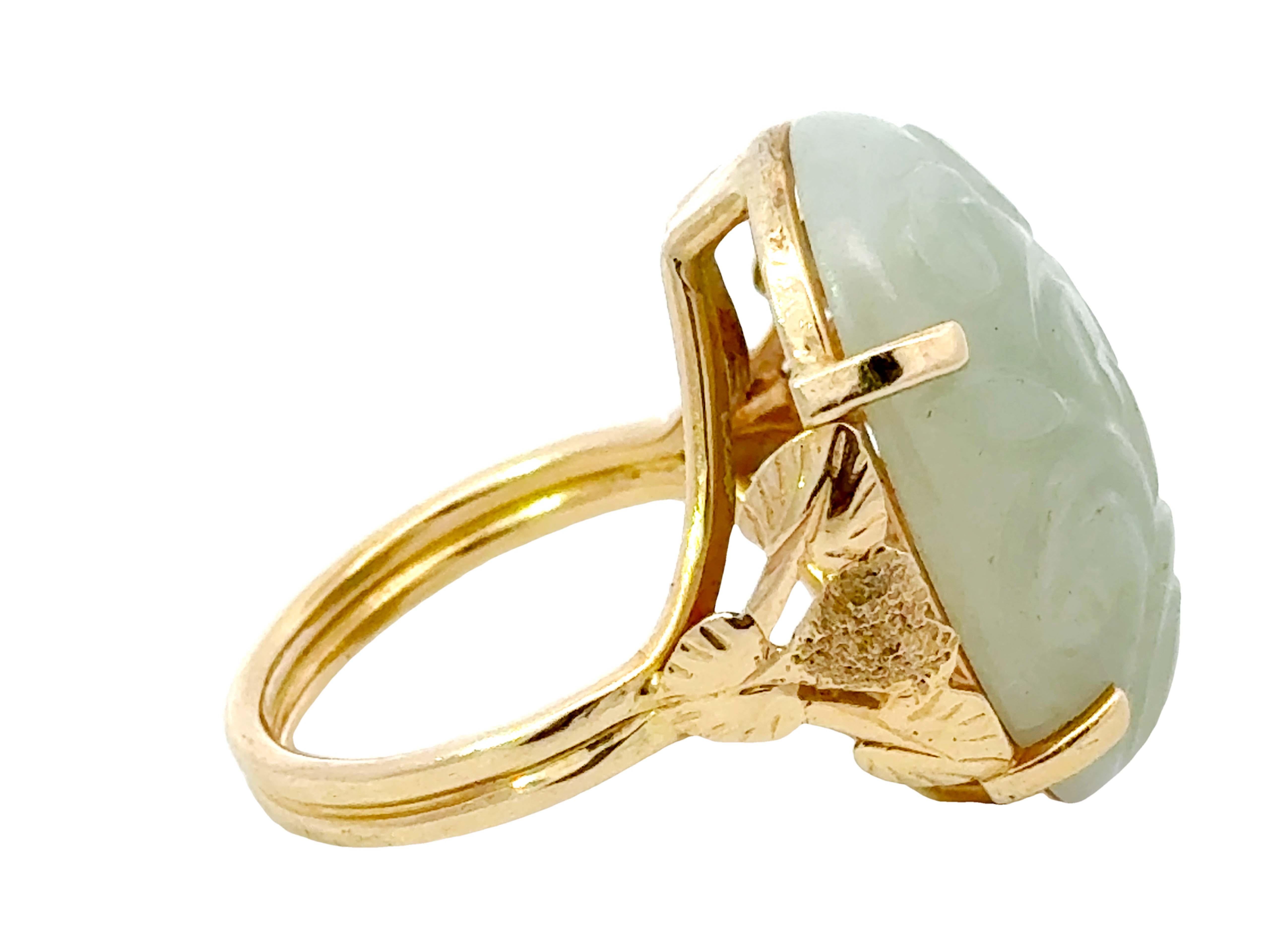 Oval Carved Nephrite Jade Ring 14K Yellow Gold In Excellent Condition For Sale In Honolulu, HI