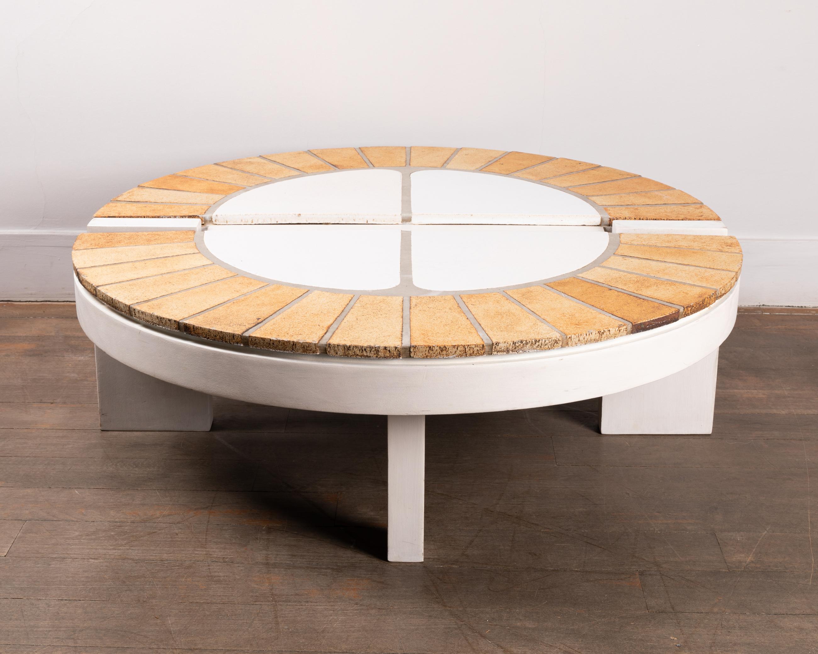 This table consists of four large central white glazed panels.
The center is surrounded by unglazed tiles. 
Structure in white painted wood. 
This is unusable feature, the structure of this model is generally in dark wood. 
Model 