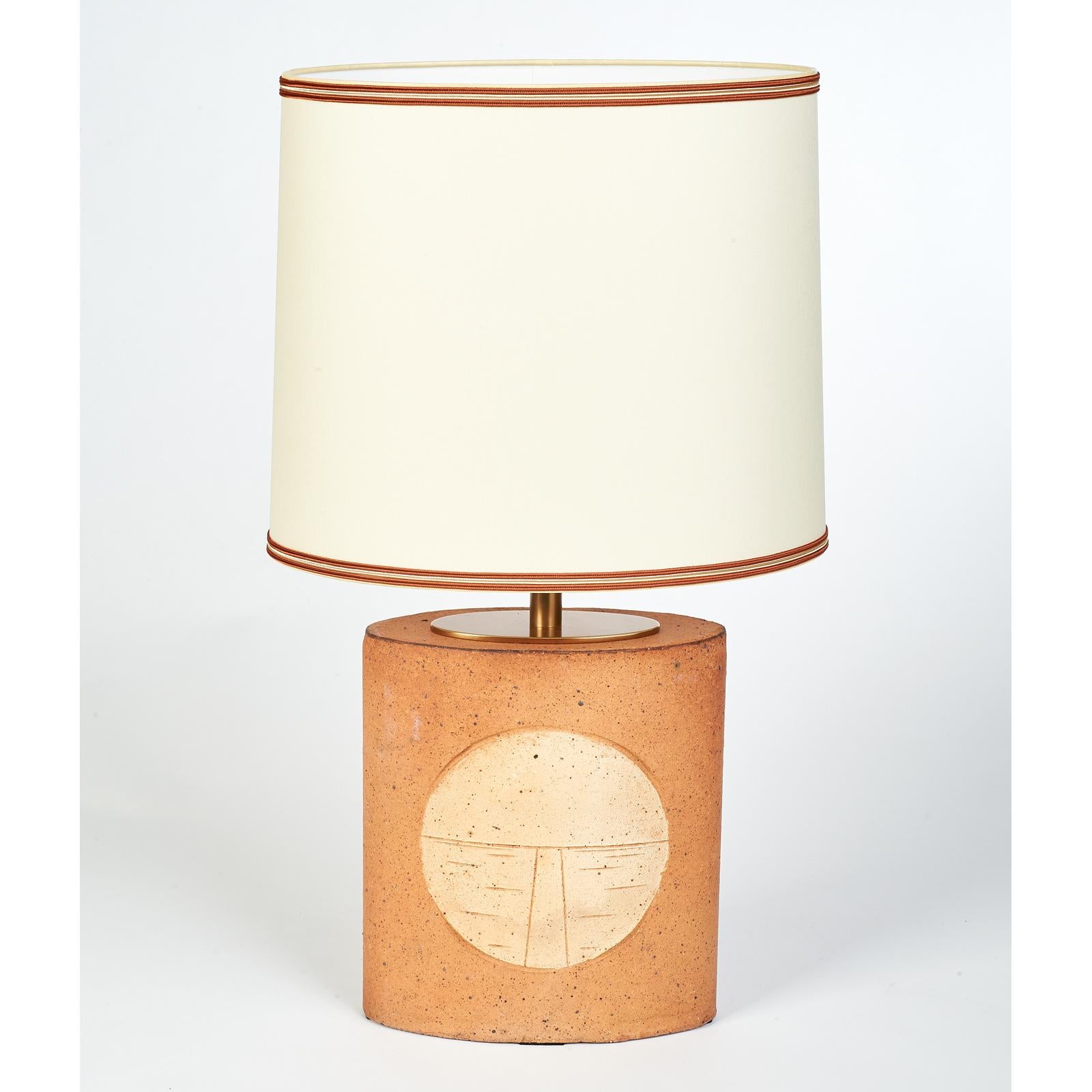 Ovale Keramiklampe mit eingeschnittenem geometrischem Motiv, Frankreich 1970er Jahre, Paar (Französisch) im Angebot