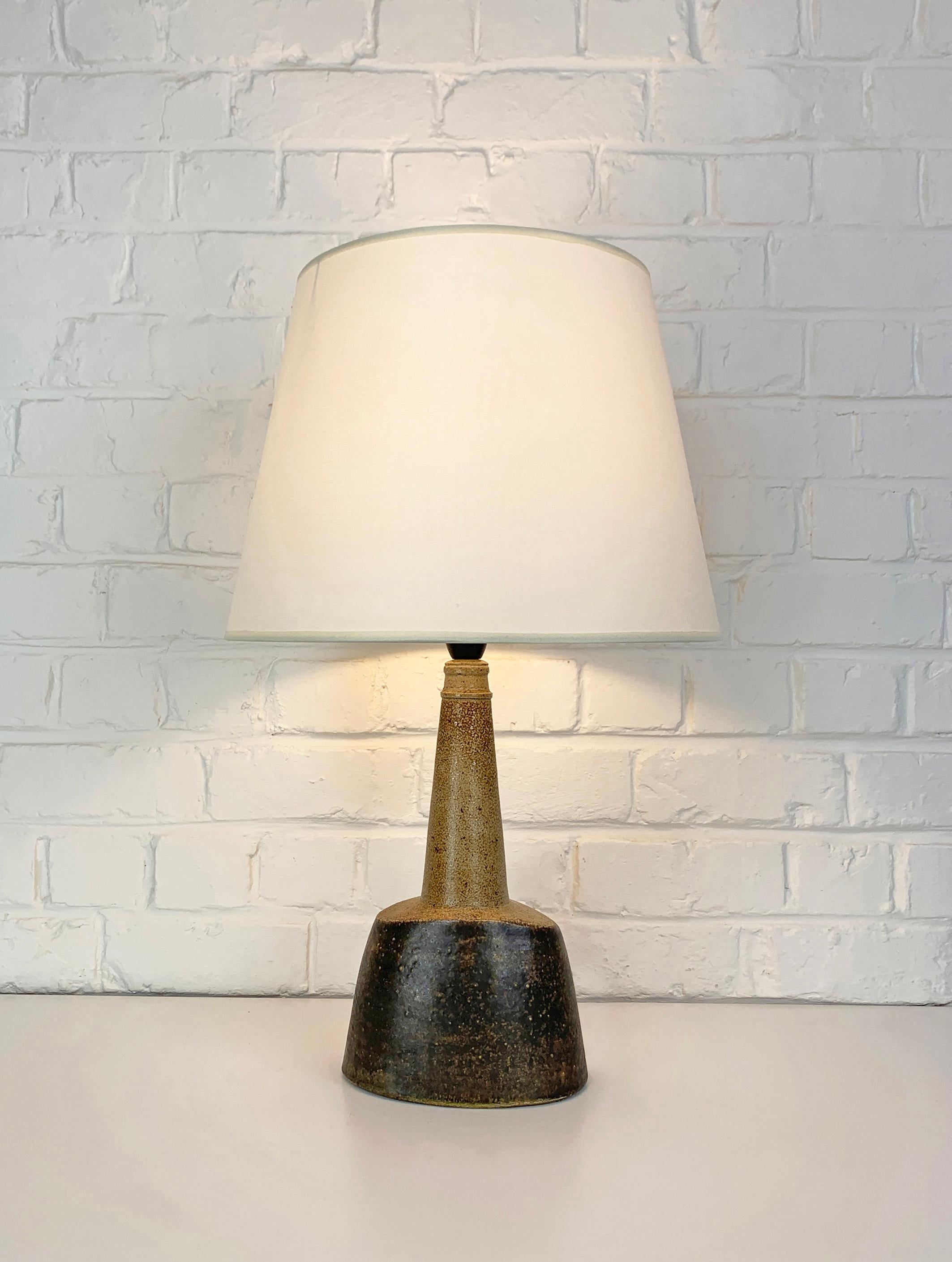 Ovale Tischleuchte, entworfen von Nils Kähler in den 1960er oder 1970er Jahren. Hergestellt aus glasierter Schamotte (dänischer Ton). 

Organischer, natürlicher Stil, glasiert in braun/beige.

Hergestellt von Herman A Kähler Ceramic (HAK) in der