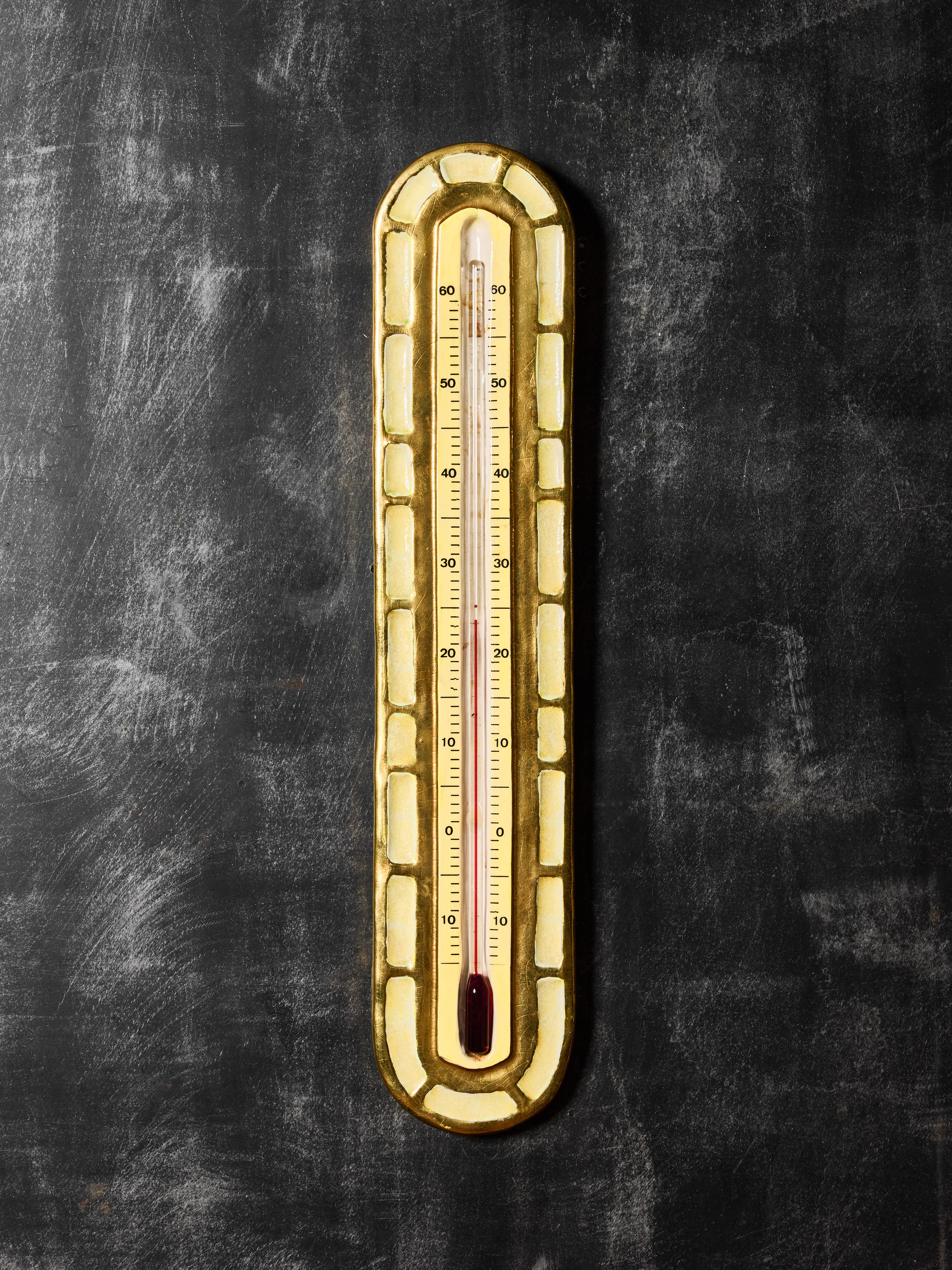 Oval glazed ceramic thermometer by the french artist Mithé Espelt, it features pale beige glaze and crackling gold.

Bibliographie: Mithé Espelt, the discreet luxury of the everyday

Marie Thérèse Espelt, aka. Mithé Espelt (1923-2020)
Born in the