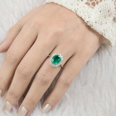 Oval Certified Emerald SI/H Halo Diamond Engagement Ring 18 Karat White Gold (Bague de fiançailles émeraude certifiée ovale SI/H)