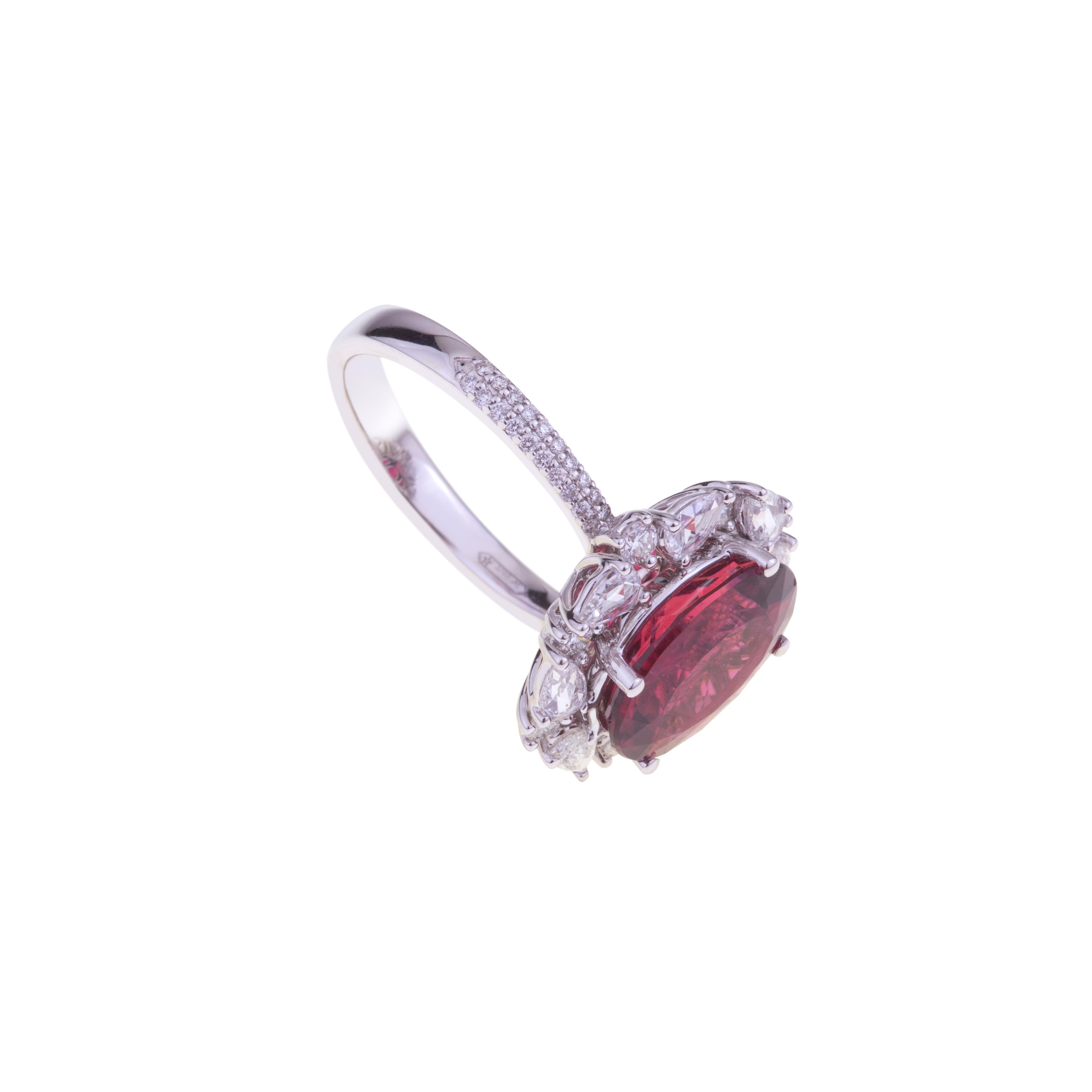 Oval Certified Rubellite Ring White Gold with Diamonds In New Condition For Sale In Roma, IT
