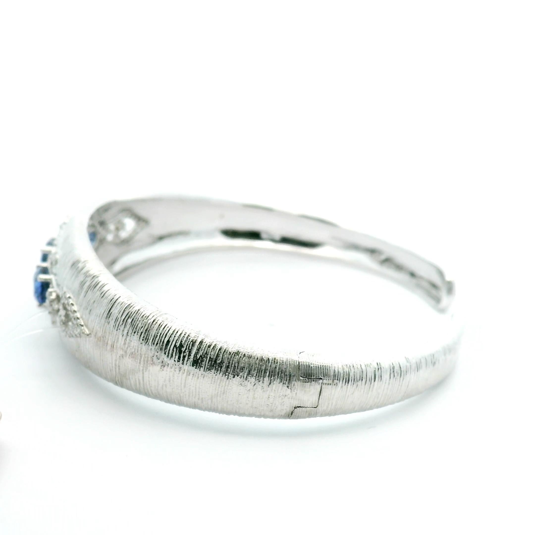 1stDibs présente un bracelet de saphirs de Ceylan et de diamants de style Buccellati méticuleusement réalisé à la main et serti d'or blanc 18 carats. Ce bracelet en diamant s'adapte parfaitement au poignet, mettant en valeur son magnifique centre en