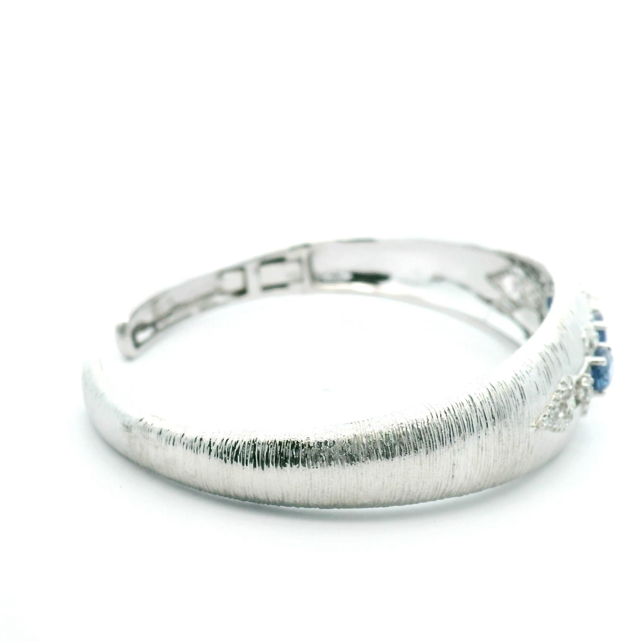 Taille ovale Bracelet manchette Rigato en or blanc 18 carats, saphir de Ceylan ovale et diamants en vente