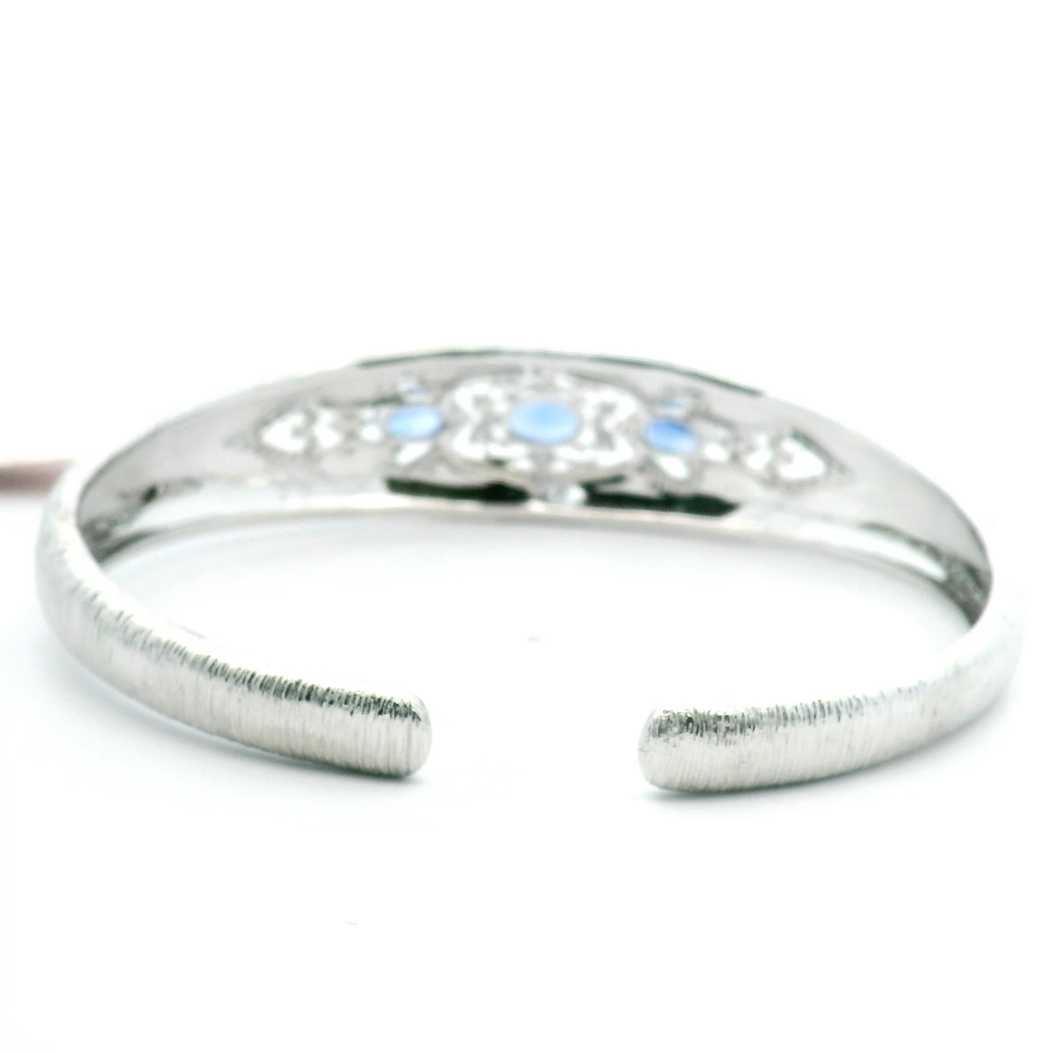 Bracelet manchette Rigato en or blanc 18 carats, saphir de Ceylan ovale et diamants Neuf - En vente à Great Neck, NY