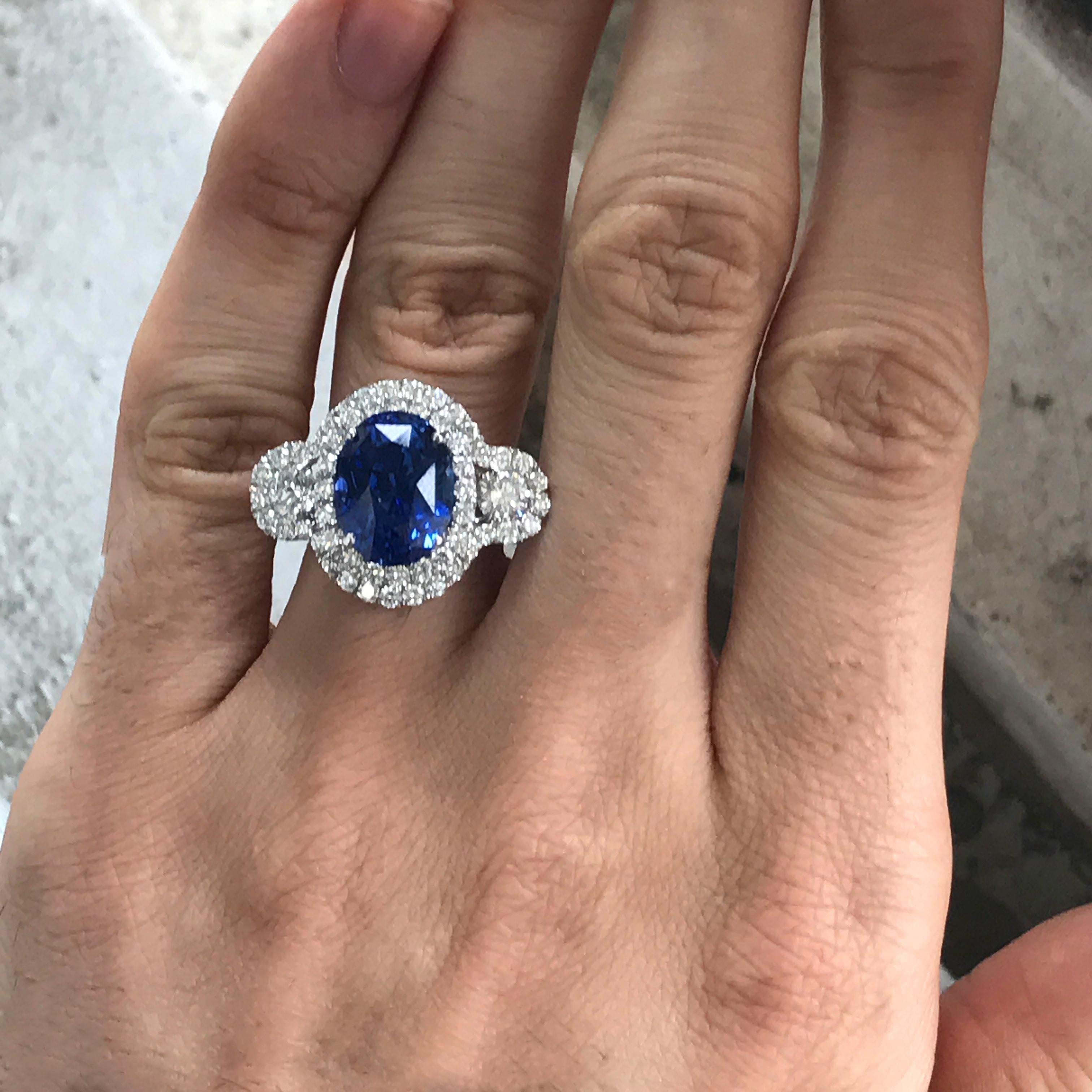 Oval Ceylon Sapphire Engagement Ring, 11.80 Carat, 18 Karat White Gold In New Condition For Sale In West Hollywood, CA