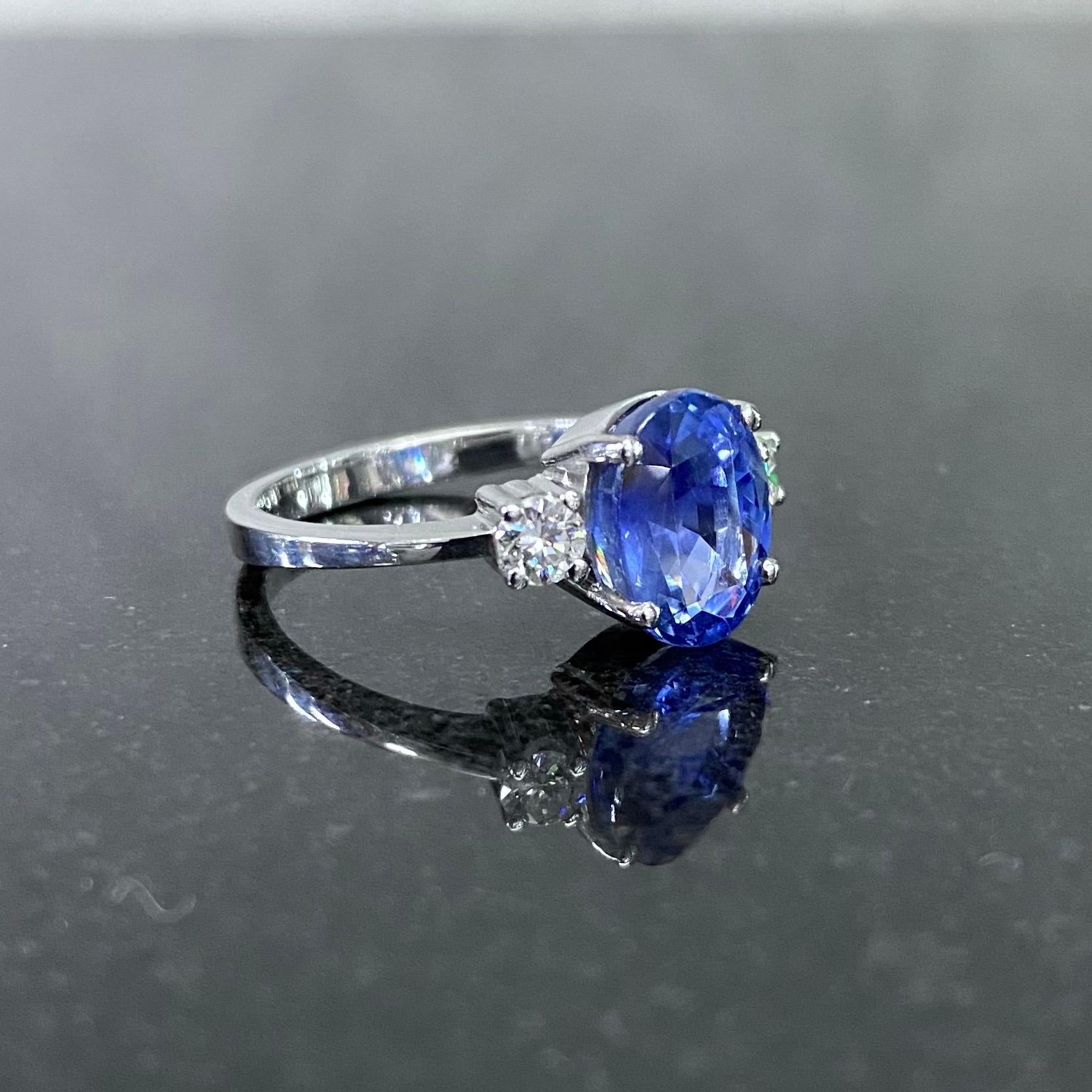 Oval Ceylon Sapphire Round Diamond Three Stone Engagement Ring White Gold In Good Condition For Sale In Lisbon, PT