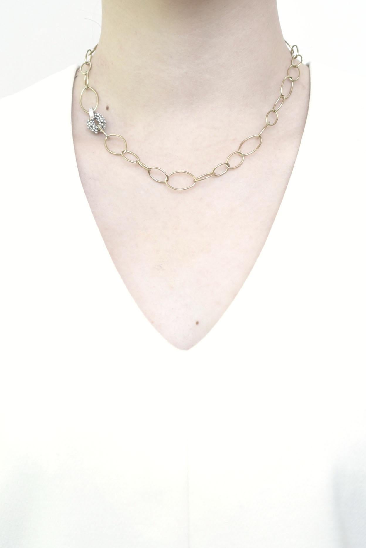 material : Brass,Vintage glass beads
size : length 40.5cm/ weight 8g

Necklace on a chain of ovals of different sizes.
The clasp is playful, as one loop of the clasp is tightly wound with vintage glass beads.
The delicate chain makes it the perfect