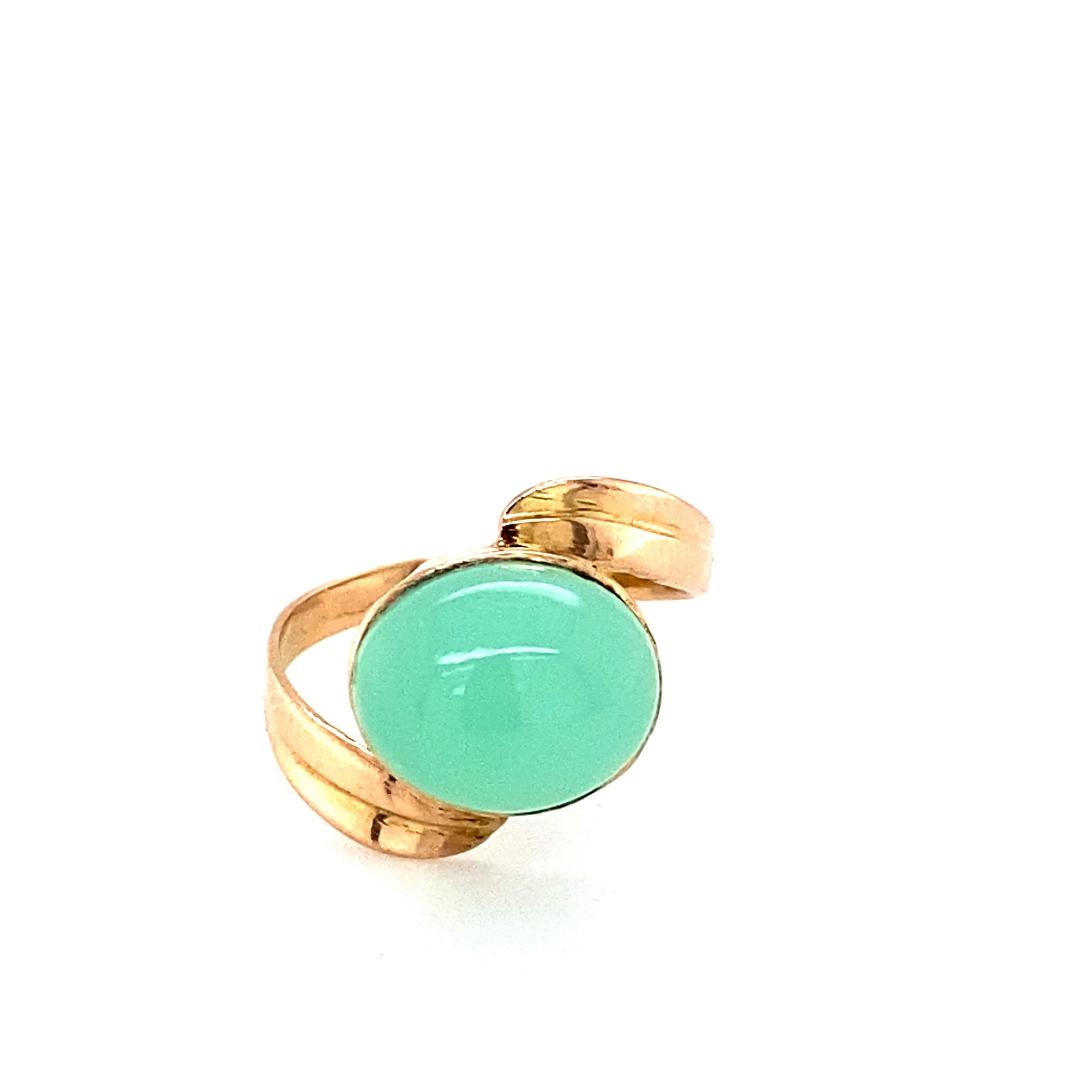 Oval cabochon cut chalcedony is mounted in 14K yellow gold. Beautifully hand crafted ring in twisted bezel setting is suitable for your everyday companion. Carefully chosen gem stone is hand cut and polished,. The size of the stone is 9 mm x 11 mm 