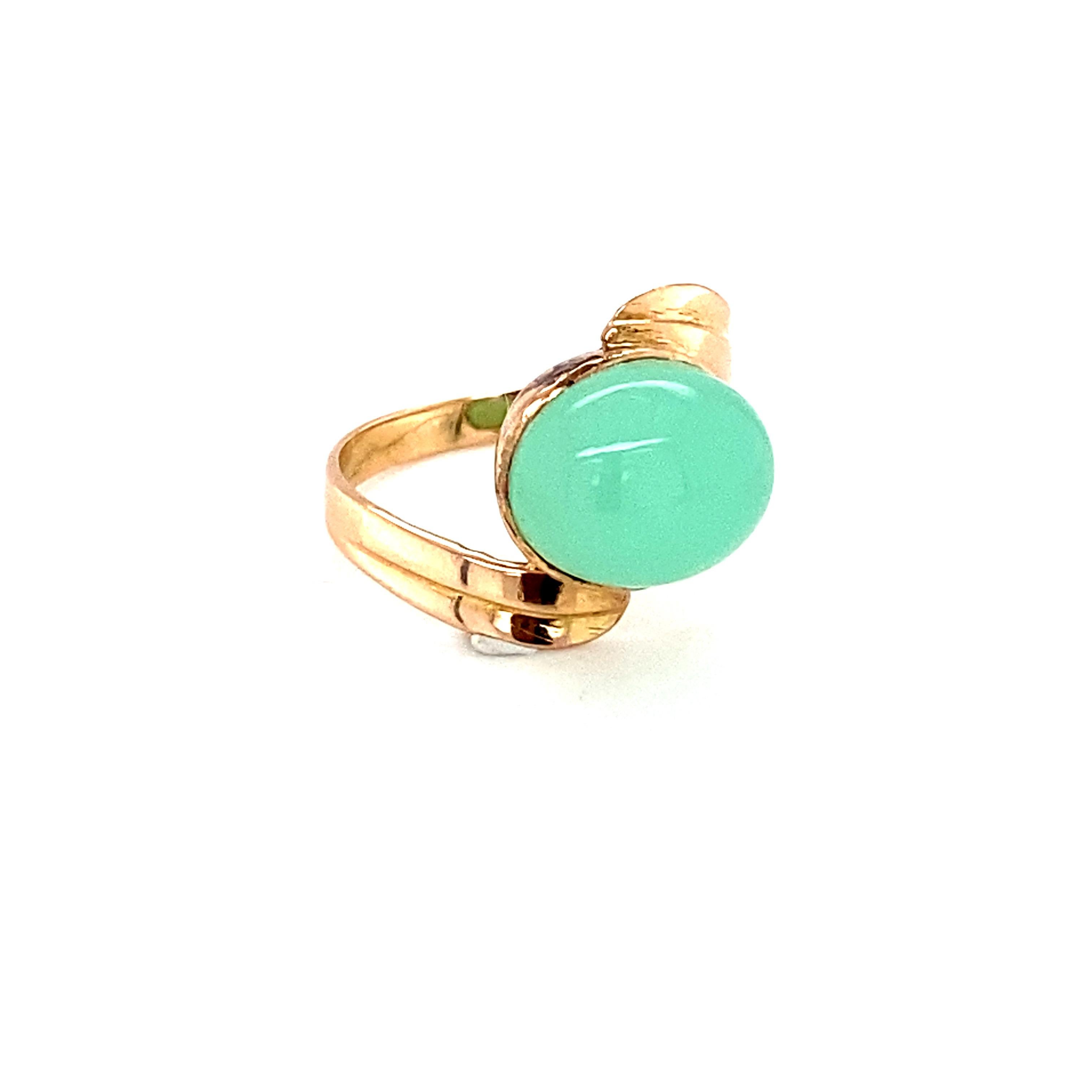 Oval Cut Oval Chalcedony Yellow Gold Solitaire Ring For Sale