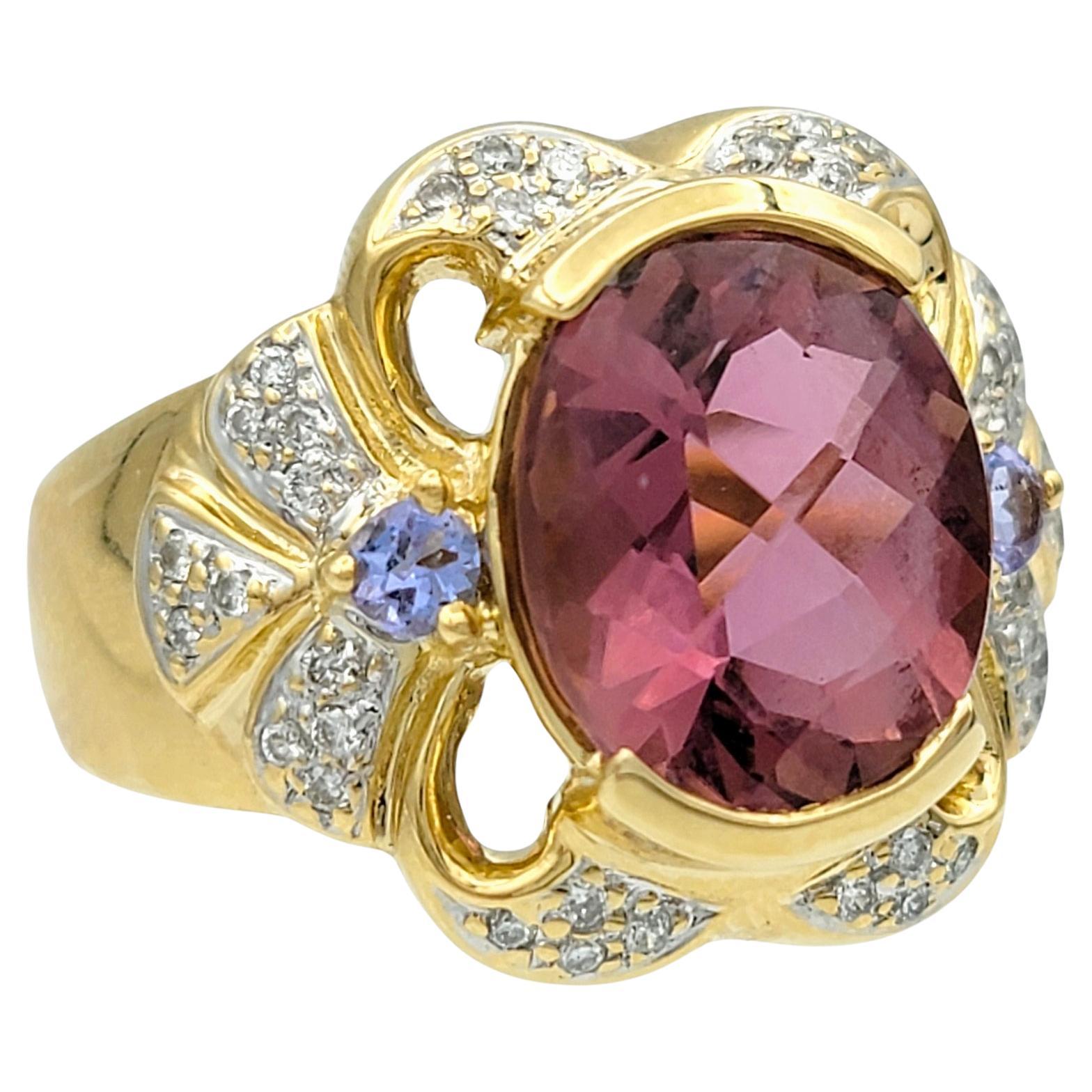 Taille de lla bague : 6

Plongez dans le luxe vibrant de cette superbe bague de cocktail, ornée en son centre d'une tourmaline rose de 4,72 carats. La tourmaline, taillée dans une forme ovale unique en damier, éblouit par ses riches teintes roses et