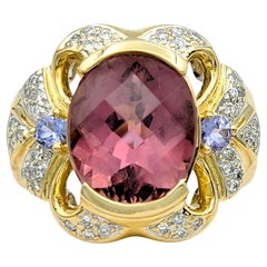 Anillo ovalado de turmalina rosa en damero con tanzanita y diamante en oro de 18 quilates