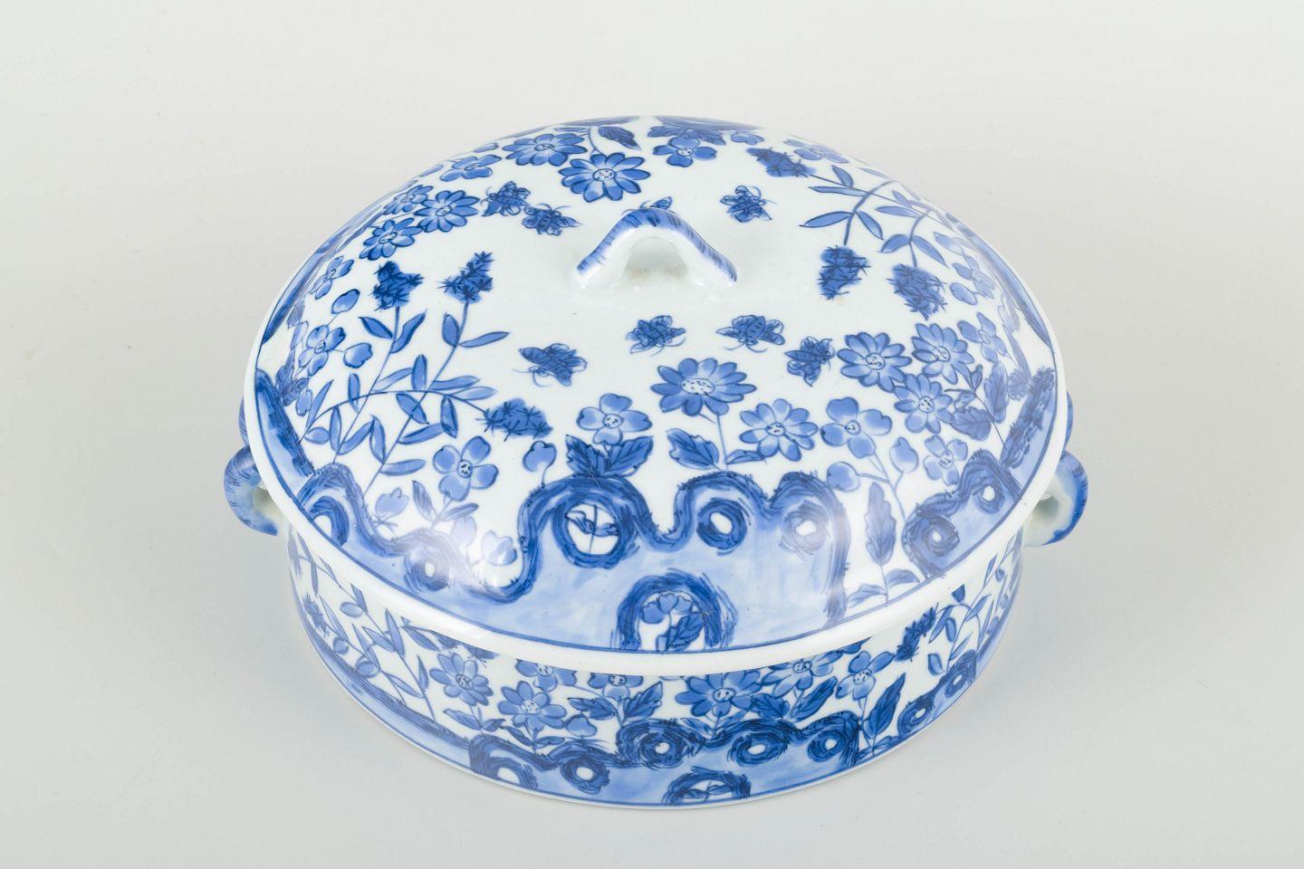 Chinese tureen with lid, blue and white porcelain
Oval tureen decorated in underglaze blue with floral and foliate motifs, executed in free and lively brushstrokes. The domed lid with handle continues the decoration in harmonious unity. Stamped on