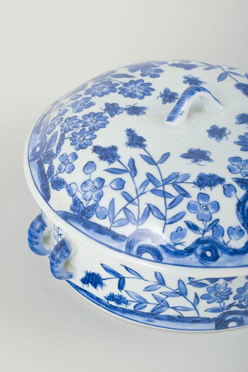 Oval Chinese tureen with lid in porcelain. Floral and foliate motifs. 20th C. (Chinesisch) im Angebot