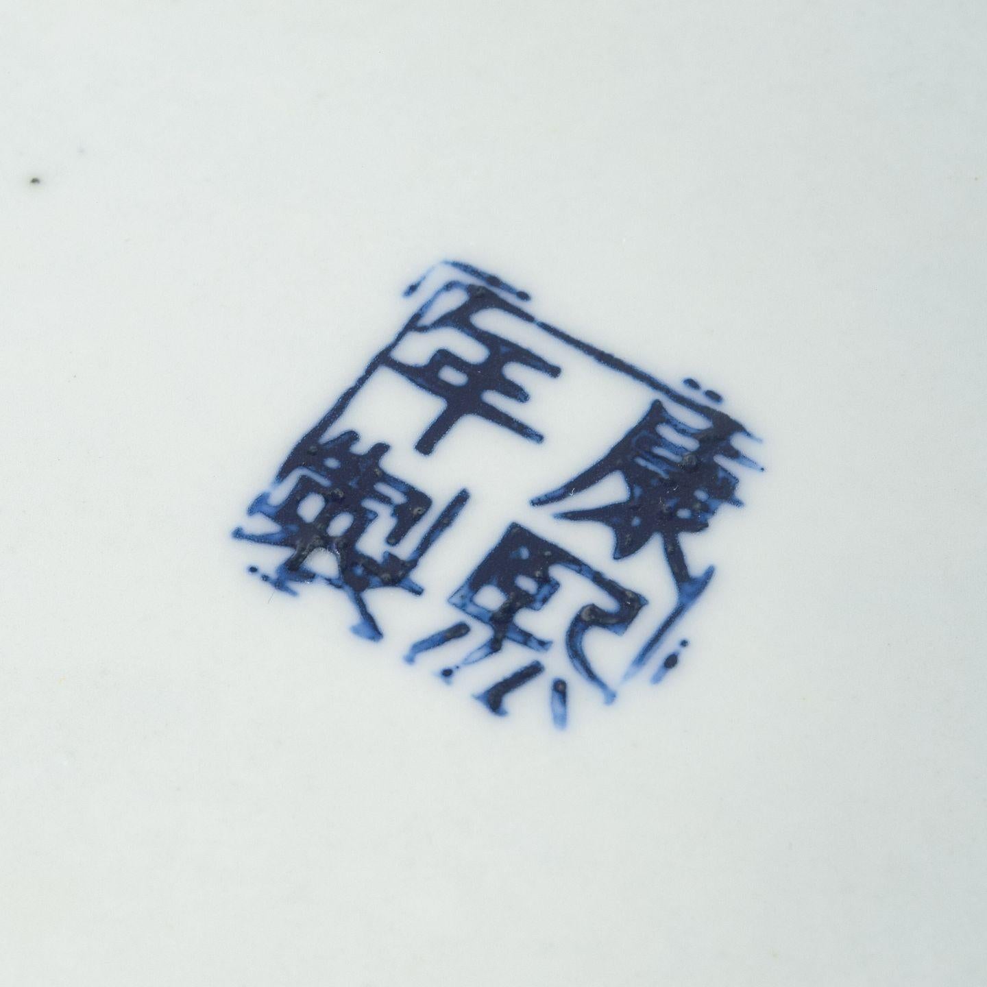 Oval Chinese tureen with lid in porcelain. Floral and foliate motifs. 20th C. (Glasiert) im Angebot