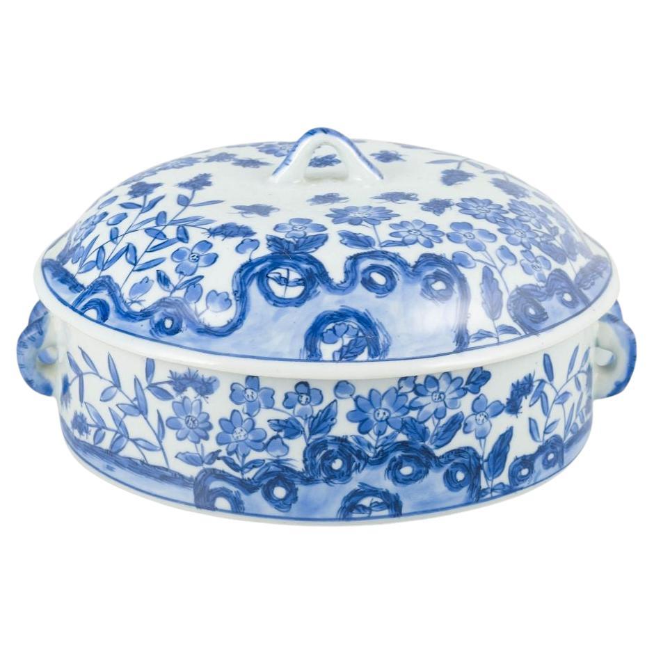 Oval Chinese tureen with lid in porcelain. Floral and foliate motifs. 20th C.