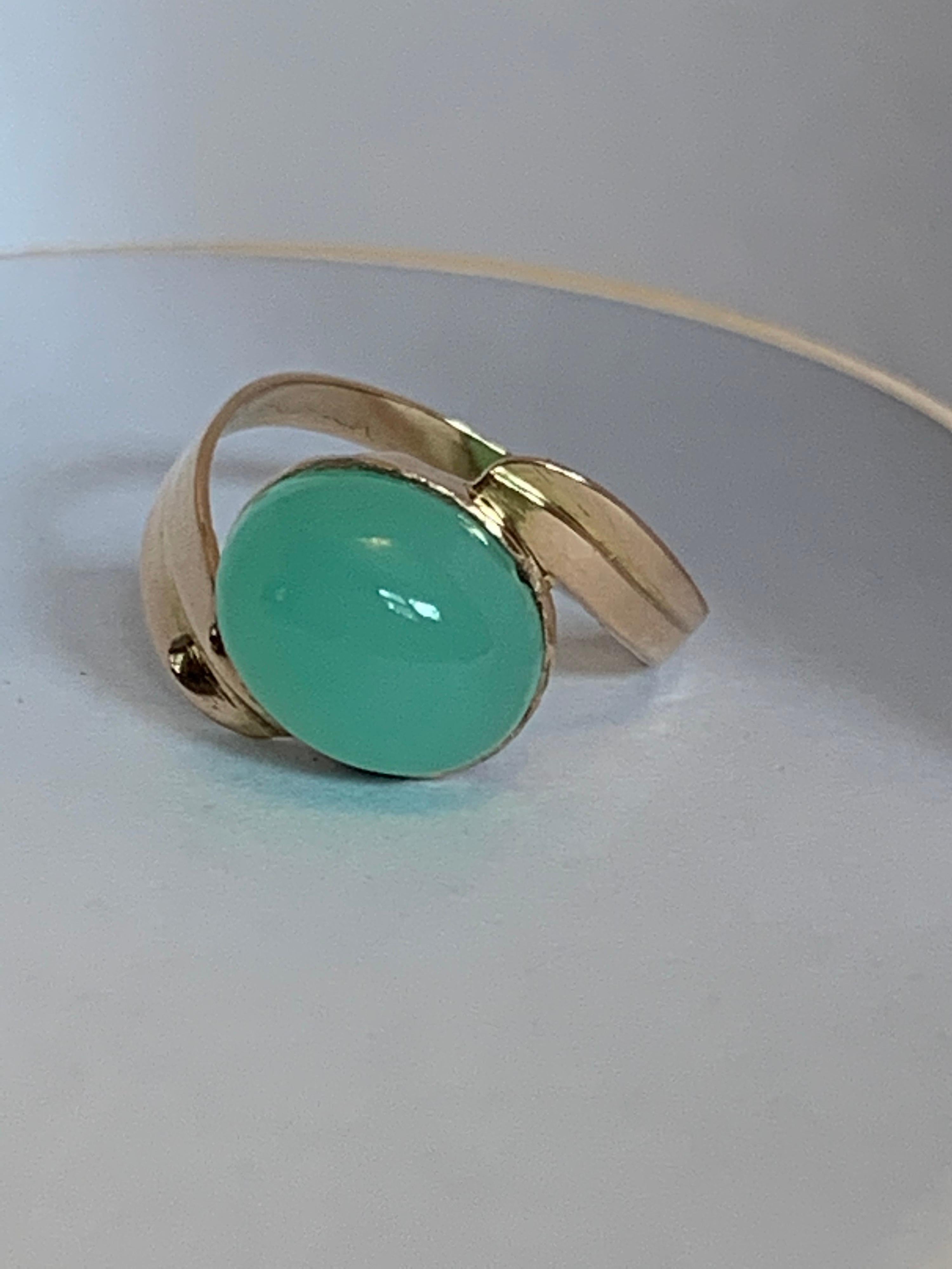 Oval Chrysoprase Set in 14 Karat Gold Ring In New Condition For Sale In Trumbull, CT