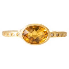 Anillo Biselado de Citrino Oval con Diamantes en Oro Amarillo de 14K