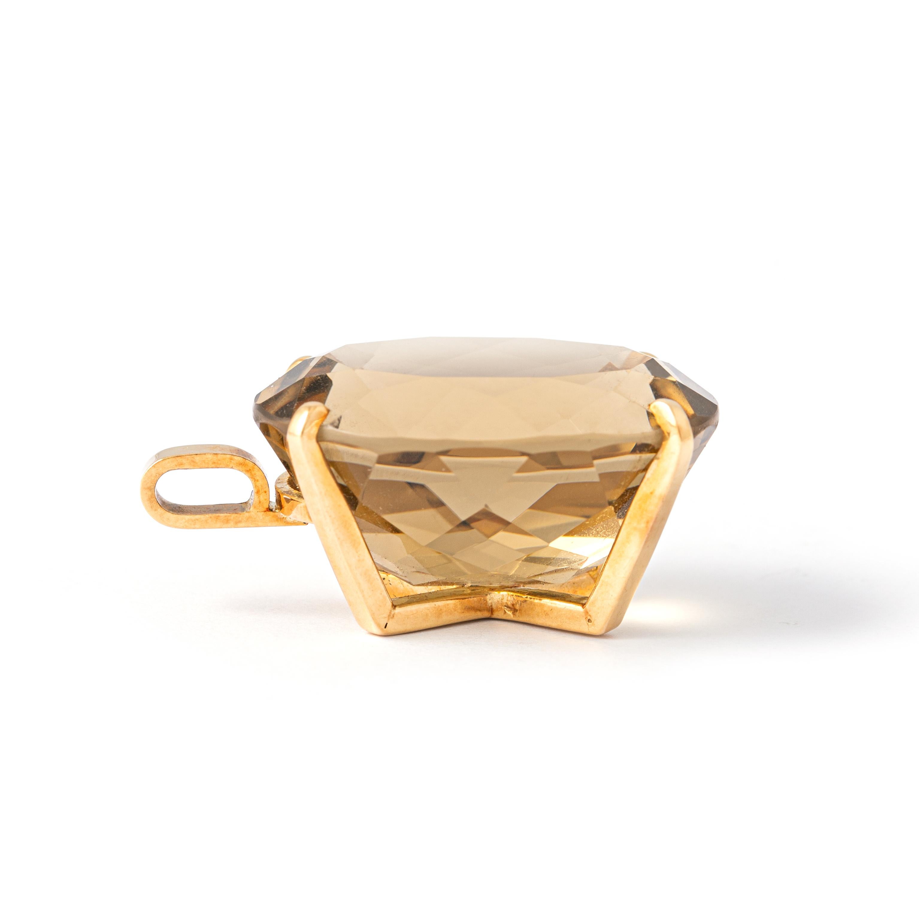 18K yellow gold pendant holding an oval citrine. 
Height: 3.50 cm. 
Gross weight: 16.01 grams.