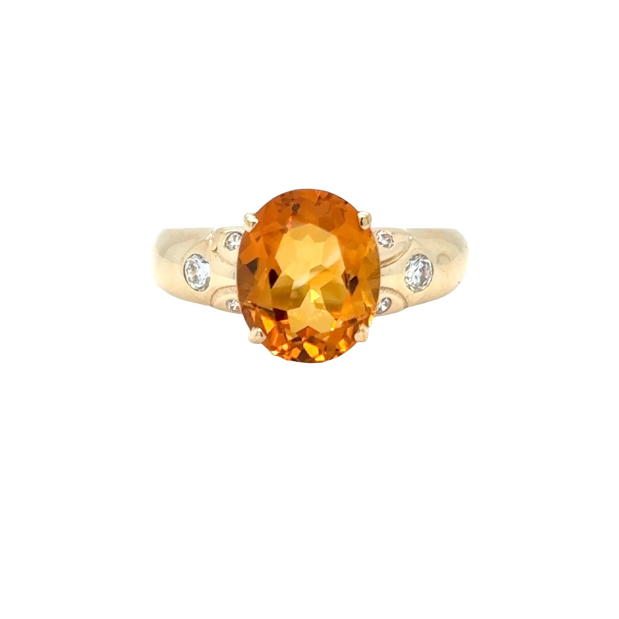 L'éclat chaud et doré rencontre l'élégance classique.
Cette bague intemporelle présente une citrine ovale vibrante d'environ 4 carats (9 × 11 × 5,8 mm), fixée dans une élégante monture à quatre griffes. La pierre centrale est flanquée de trois
