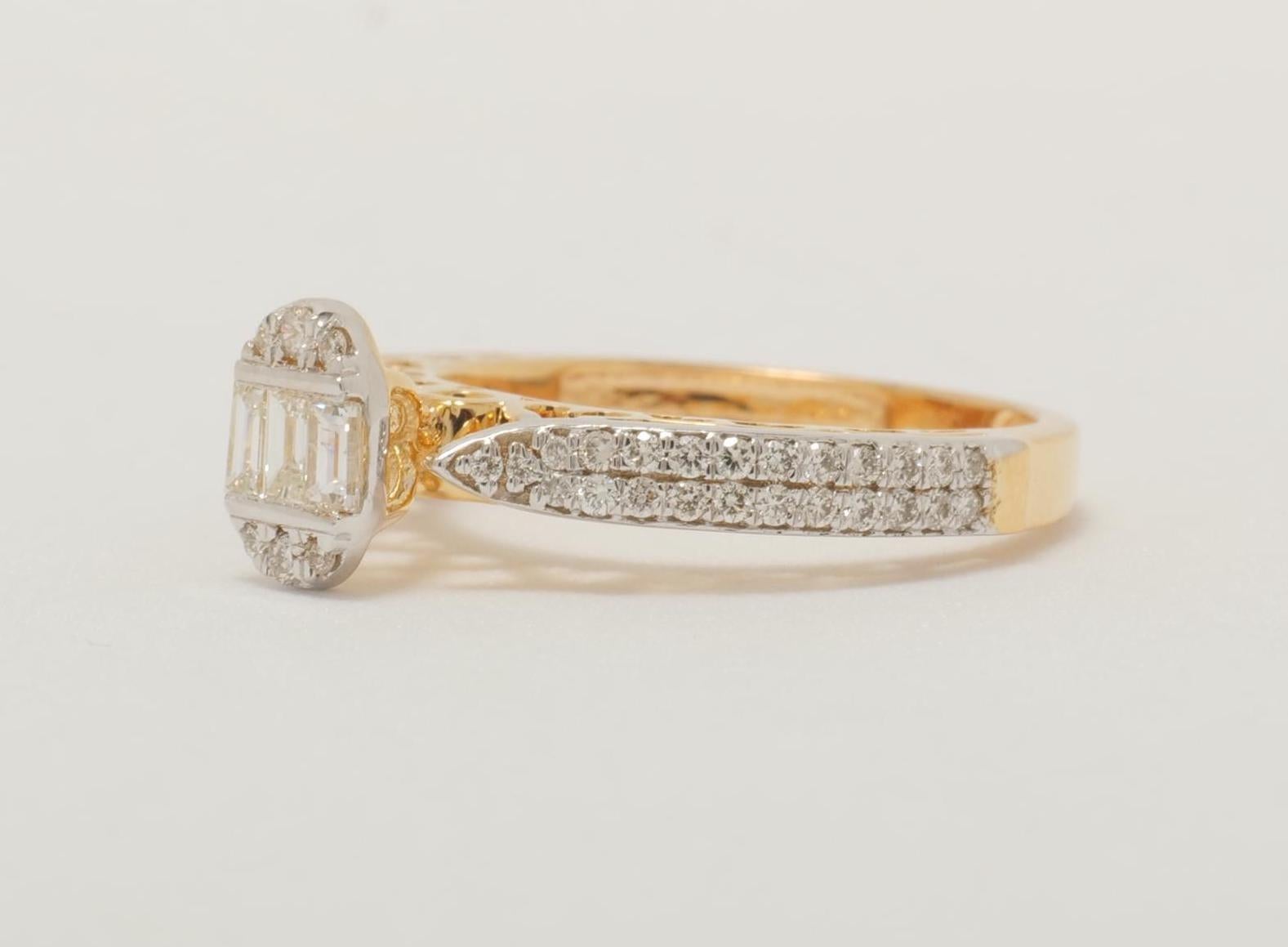 Anello con diamanti ovali e baguette in oro massiccio 14k (certificato) In condizioni Nuovo in vendita a New Delhi, DL