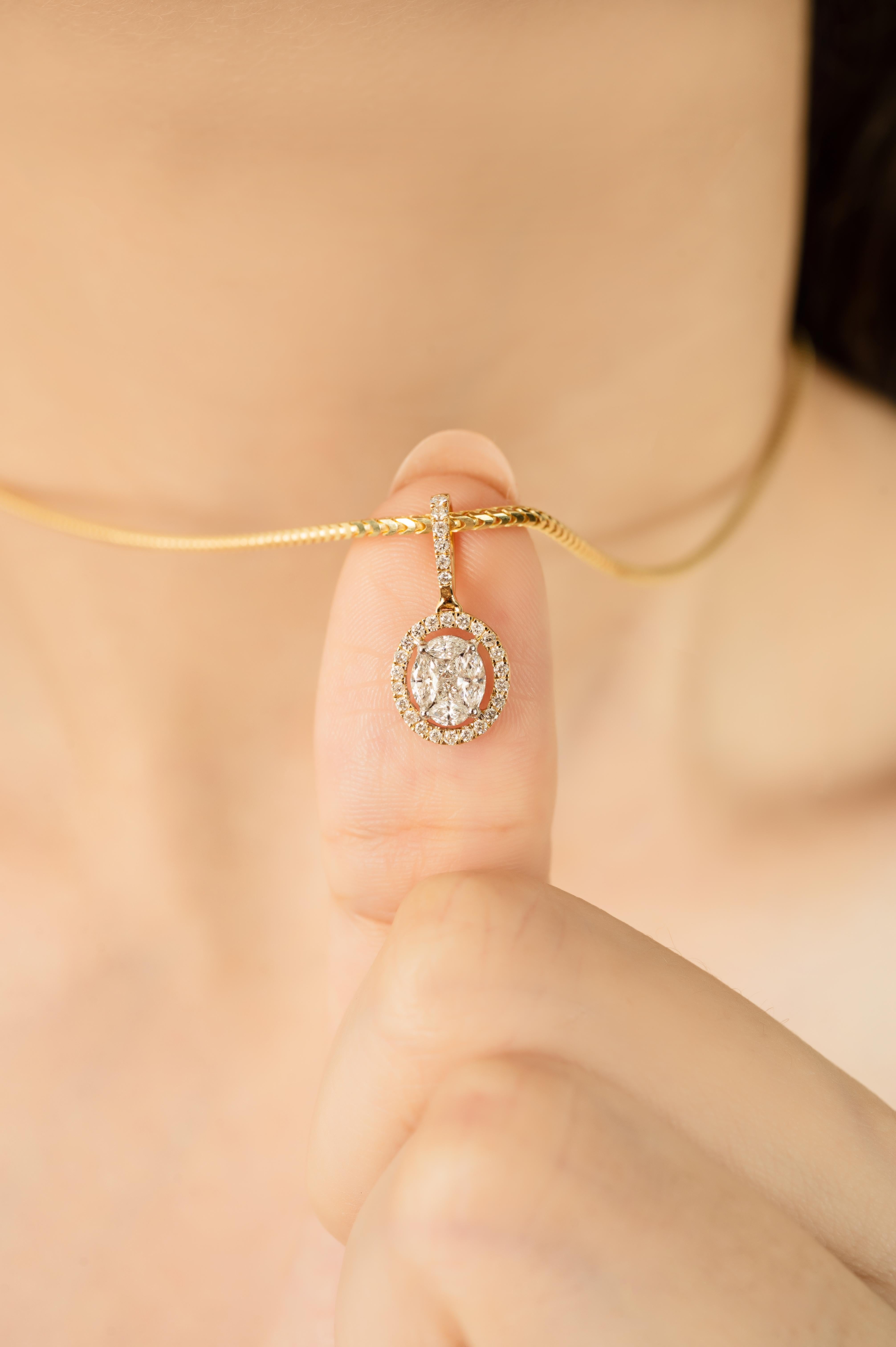 Réalisé en or jaune 14 carats, cet élégant pendentif ovale en forme de halo est orné de 0,46 carats de diamants ronds de taille brillant en serti clos et pavé. Mesurant environ 0,7 pouce, il est doté d'une boucle de sécurité pour un port facile. Un