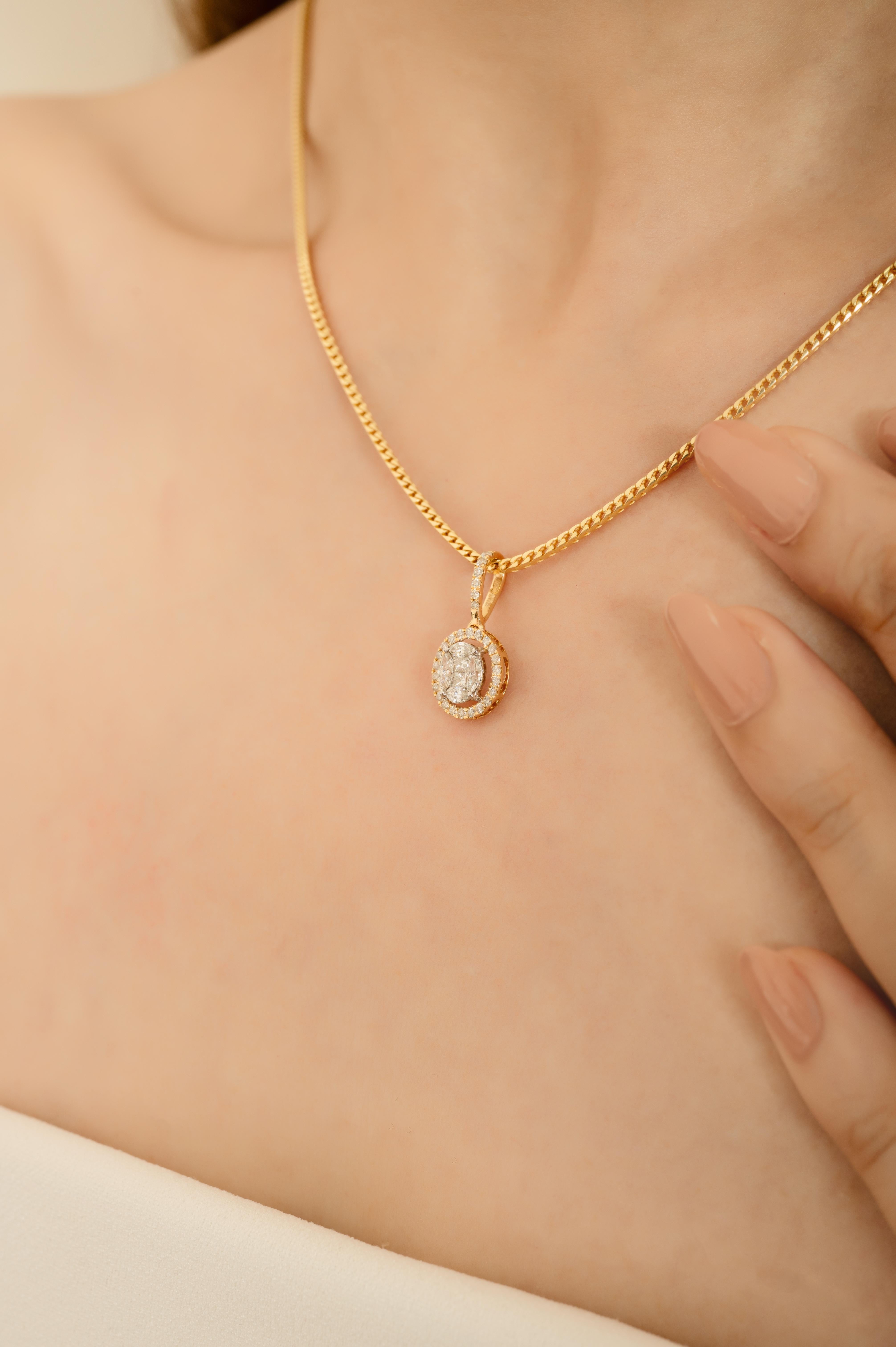 Taille ovale Pendentif en or jaune 14K avec halo de diamants ovales en grappe Diamants ronds et brillants en vente