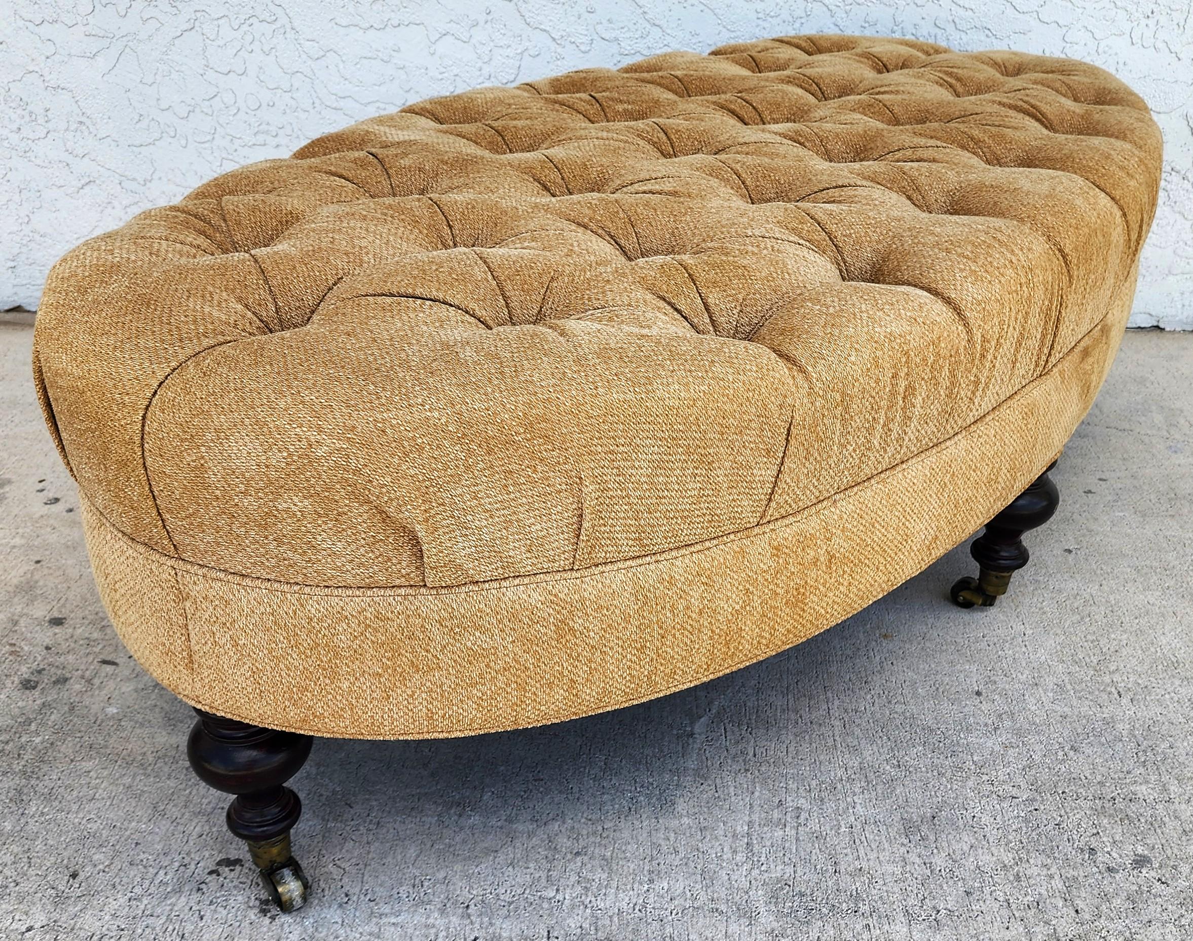 Pouf ovale da cocktail Rolle con inserti in tessuto in vendita 4