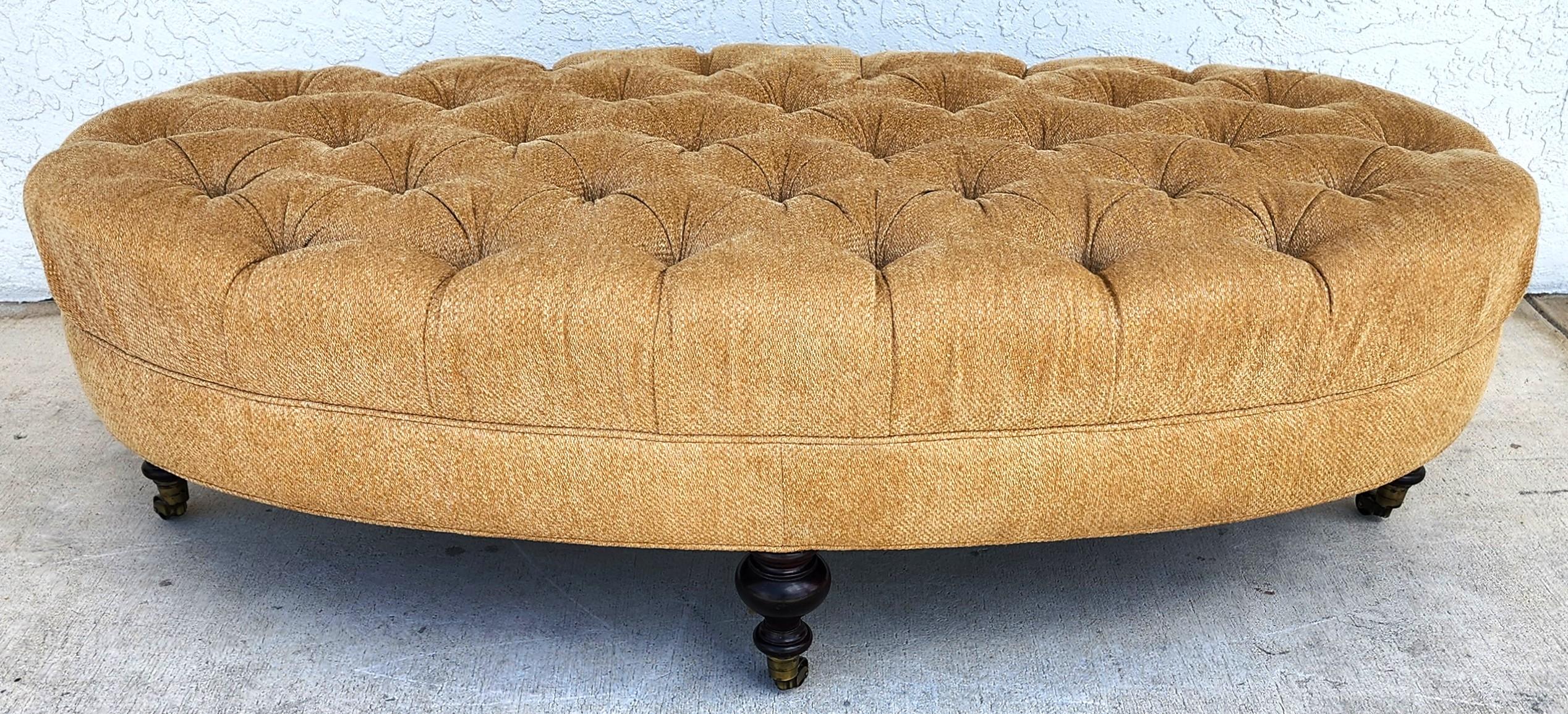 Pouf ovale da cocktail Rolle con inserti in tessuto in vendita 5
