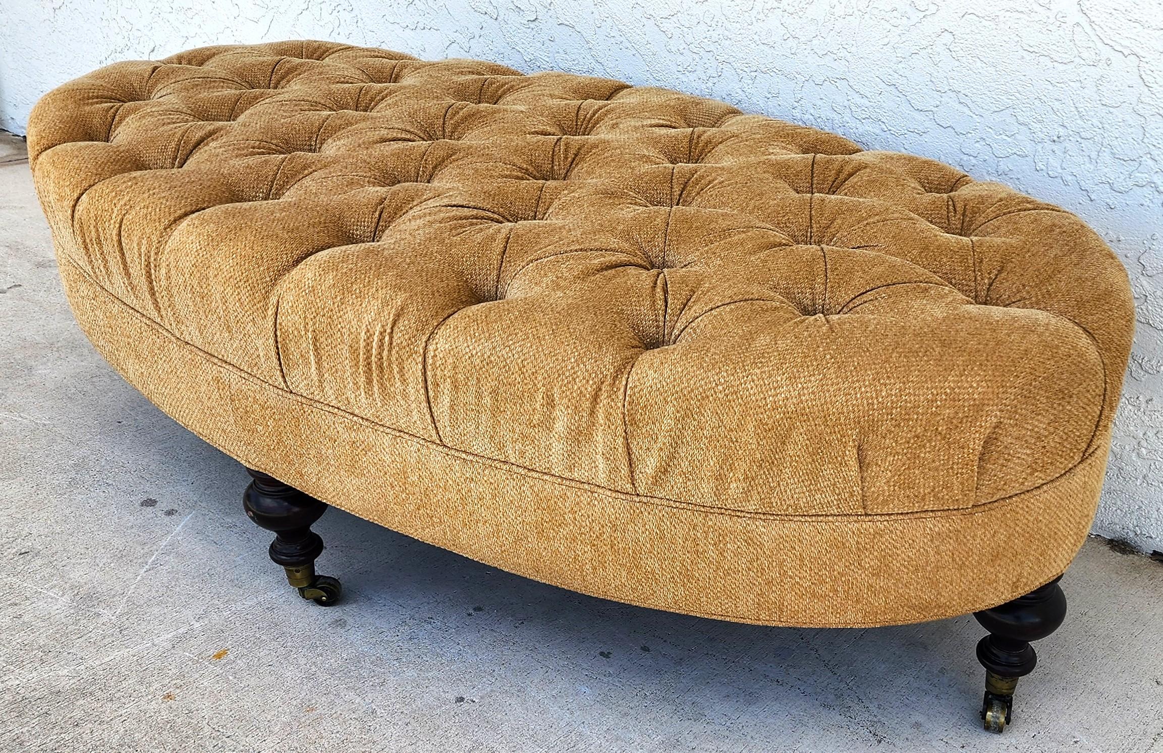 Moderno Pouf ovale da cocktail Rolle con inserti in tessuto in vendita