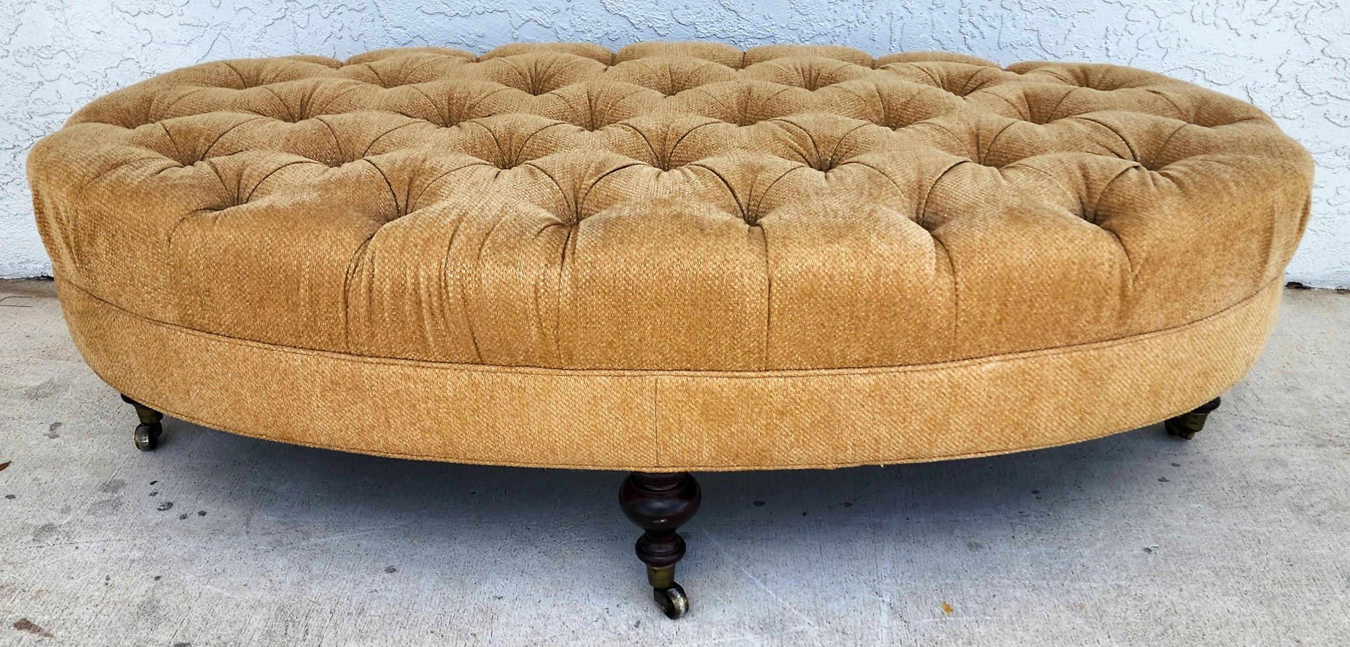 Pouf ovale da cocktail Rolle con inserti in tessuto in vendita 1