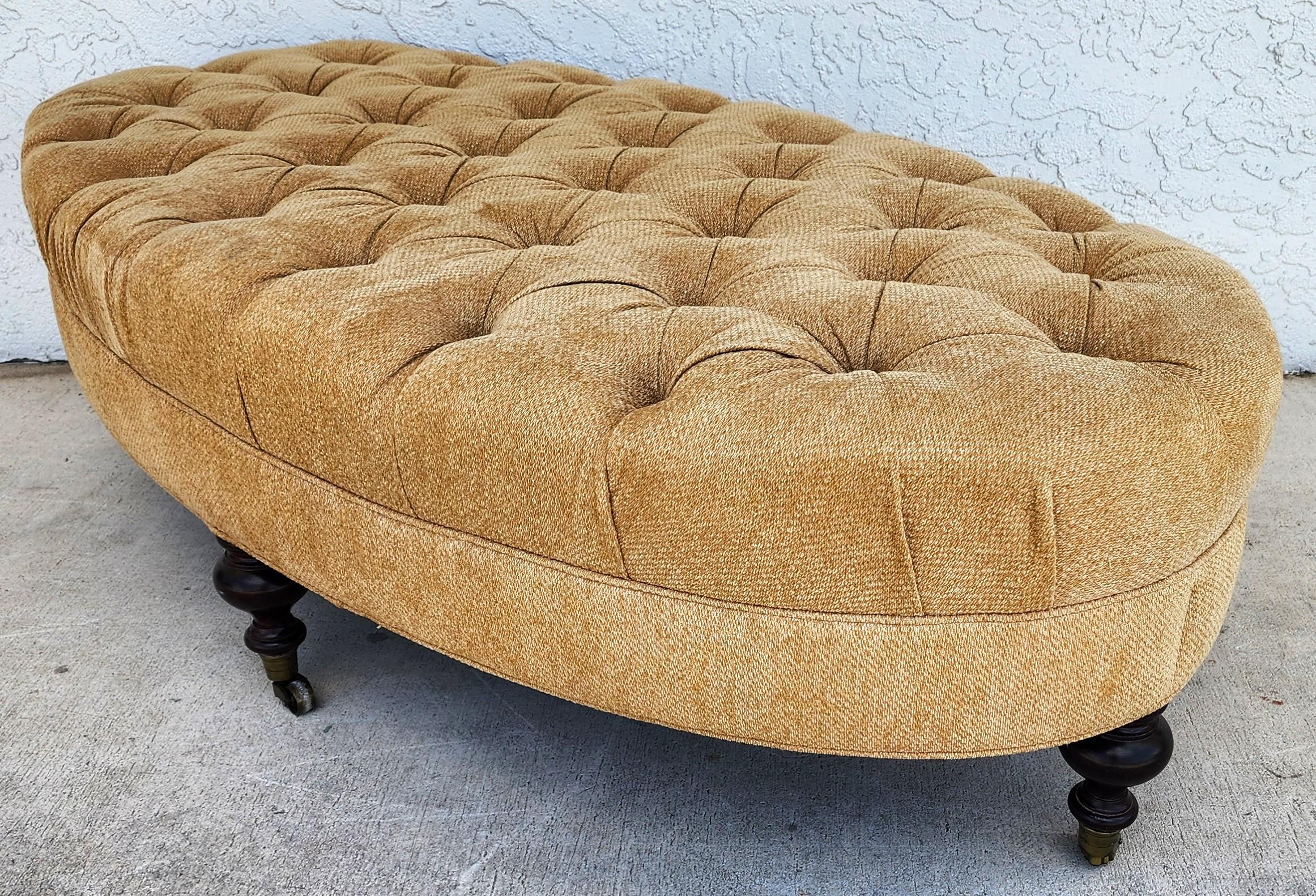 Pouf ovale da cocktail Rolle con inserti in tessuto in vendita 2