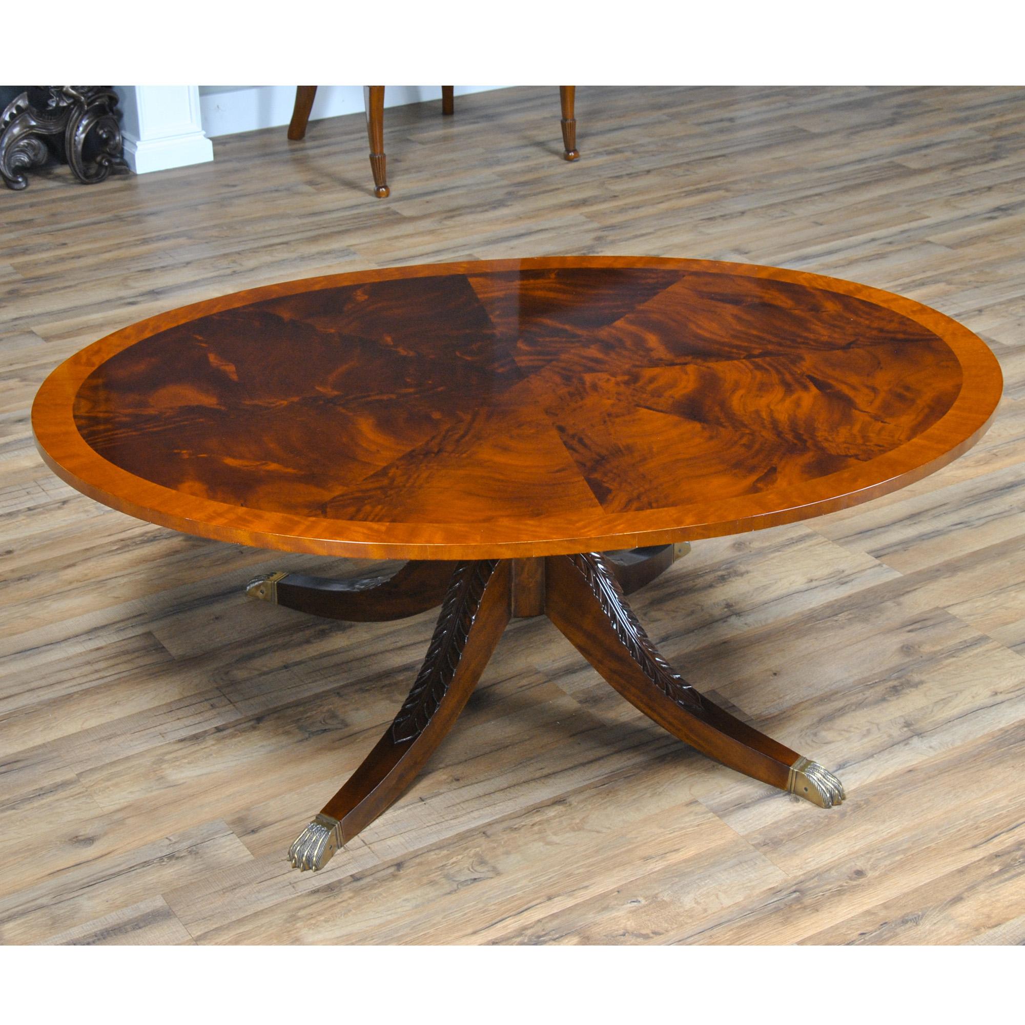 Une table à cocktail ovale de la plus haute qualité, produite par Niagara Furniture. Un bandeau de satin entoure un champ d'acajou figuré en forme de tarte pour former un plateau élégant et elliptique. Le plateau de forme ovale permet de se déplacer