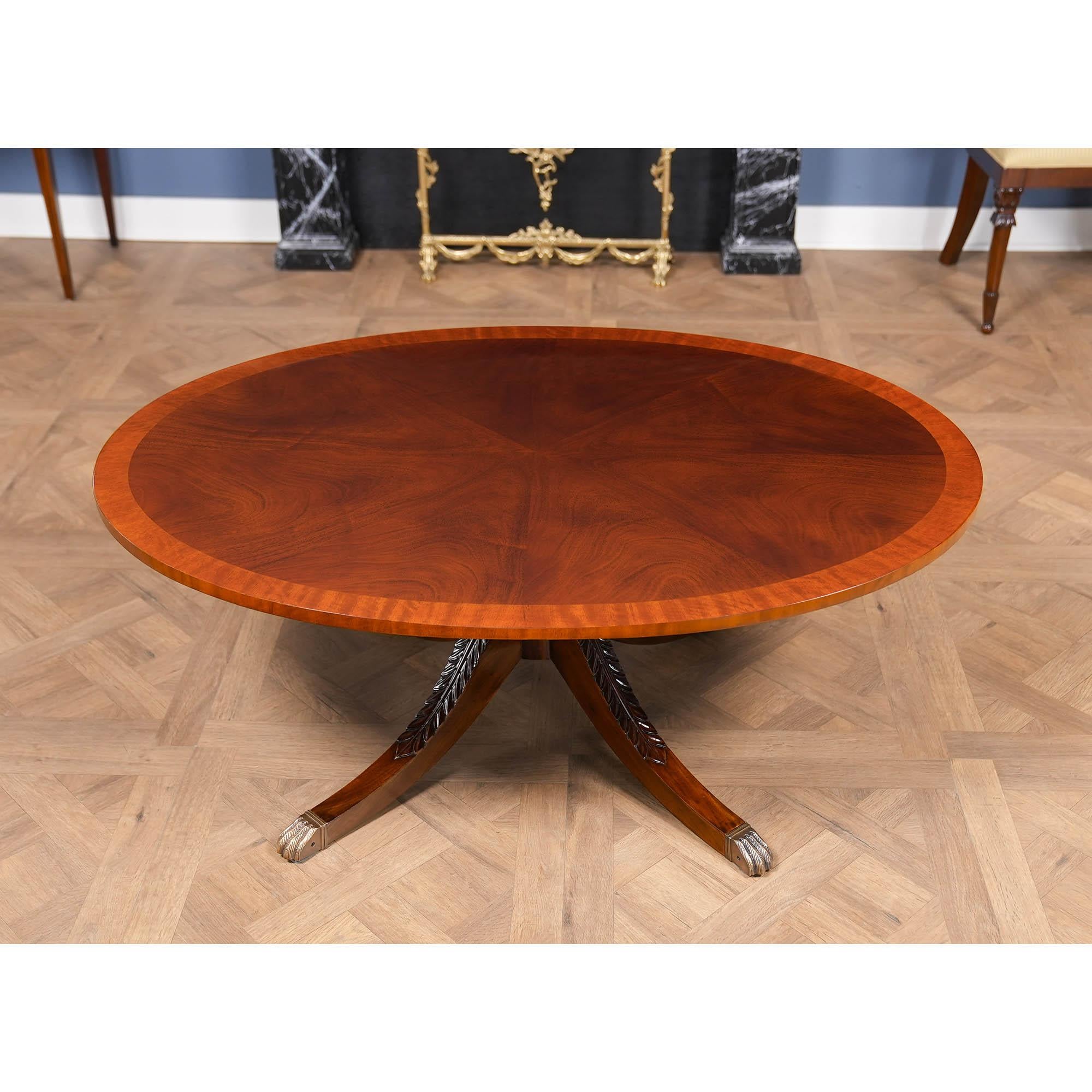 Ein ovaler Cocktailtisch von höchster Qualität, hergestellt von Niagara Furniture. Eine Satinholzleiste umgibt ein Feld aus tortenförmigem, gemasertem Mahagoni und bildet eine elegante, elliptische Platte. Die ovale Tischplatte ermöglicht es, sich