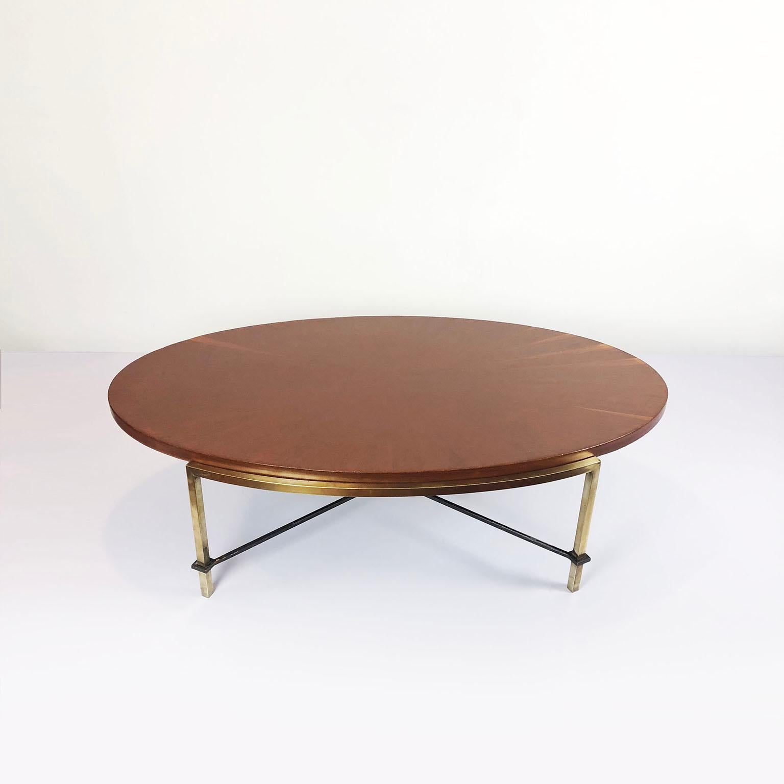 We offer this coffee table in brass and wood with spectacular design by Arturo Pani, circa 1960.